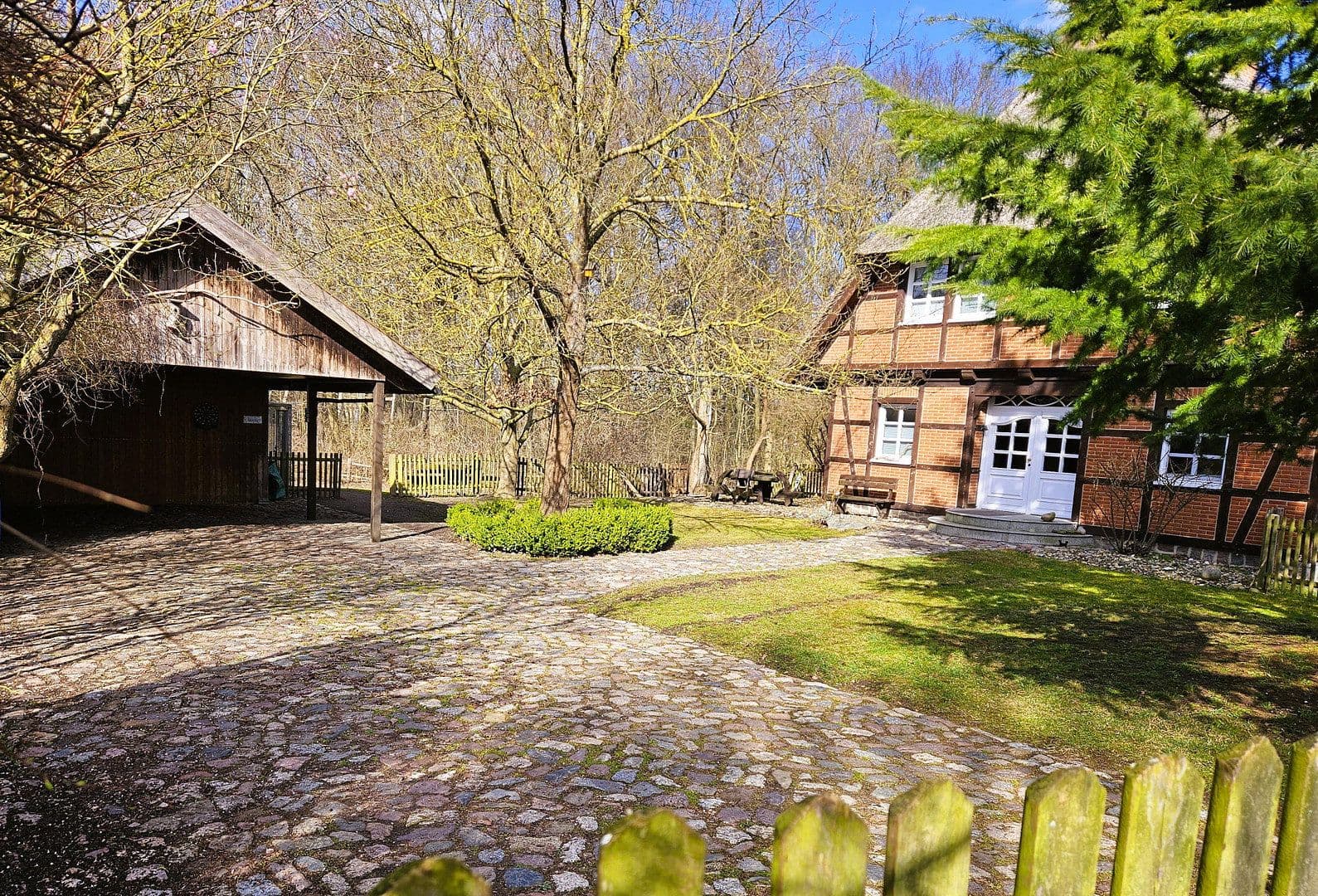 Prodej domu 285 m², pozemek 3.680 m², Ringstraße 8b, Dobin am See, Mecklenburg-Vorpommern Prodej domu 285 m², pozemek 3.680 m², Ringstraße 8b, Dobin am See, Mecklenburg-Vorpommern