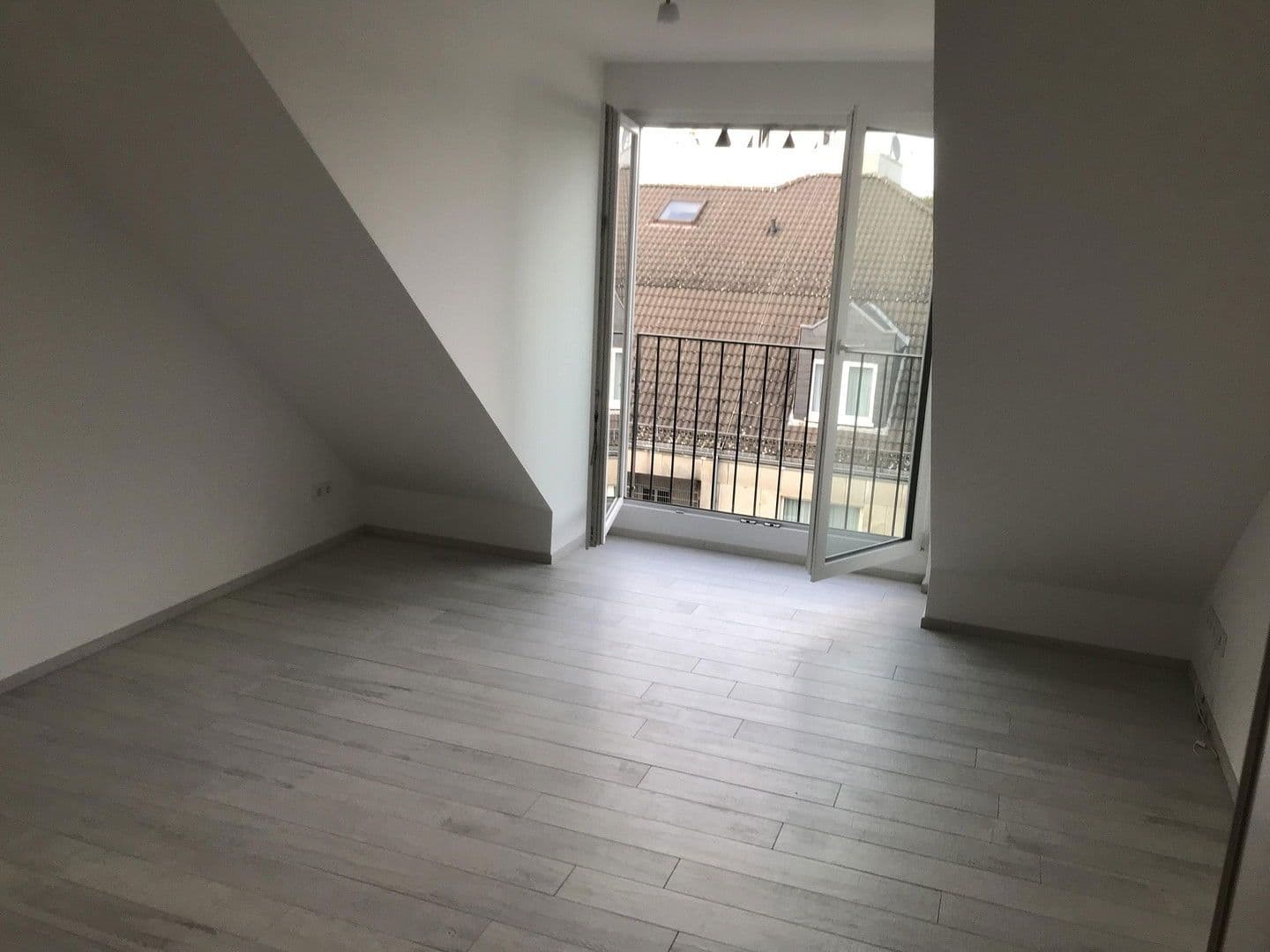 Pronájem bytu 3+1 82 m², Frankfurt am Main, Hessen Pronájem bytu 3+1 82 m², Frankfurt am Main, Hessen