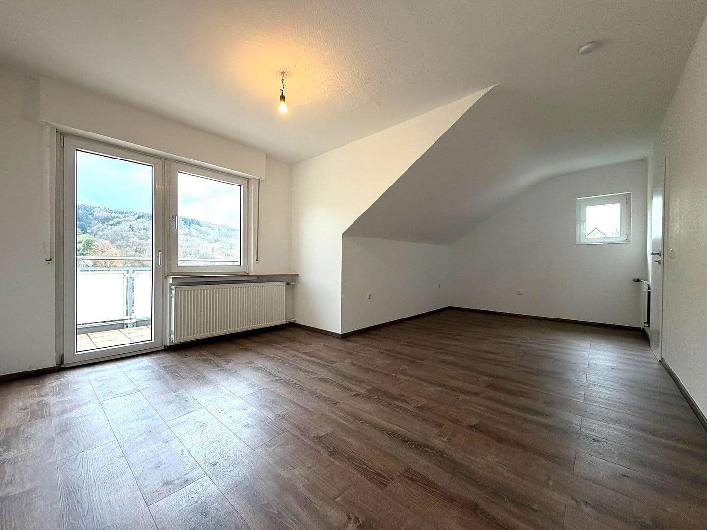 Pronájem bytu 4+1 110 m², Villbacher Str. 44, Bad Orb, Hessen Pronájem bytu 4+1 110 m², Villbacher Str. 44, Bad Orb, Hessen