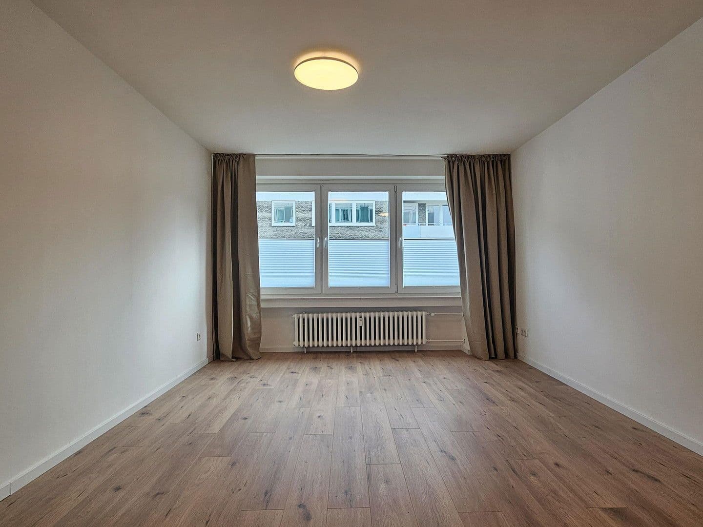 Pronájem bytu 1+1 35 m², Mauerstr. 18, Düsseldorf, Severní Porýní-Vestfálsko Pronájem bytu 1+1 35 m², Mauerstr. 18, Düsseldorf, Severní Porýní-Vestfálsko