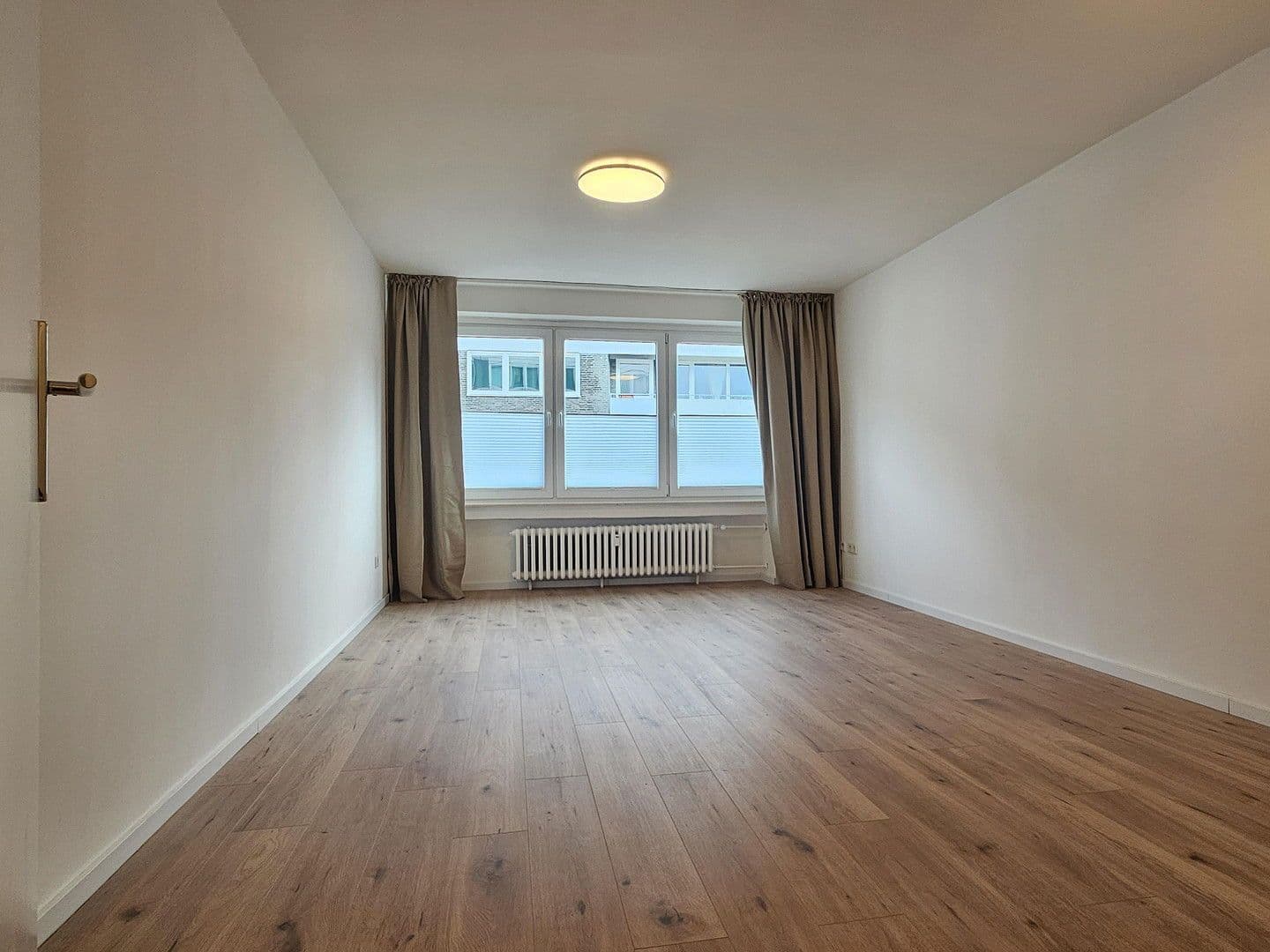 Pronájem bytu 1+1 35 m², Mauerstr. 18, Düsseldorf, Severní Porýní-Vestfálsko Pronájem bytu 1+1 35 m², Mauerstr. 18, Düsseldorf, Severní Porýní-Vestfálsko