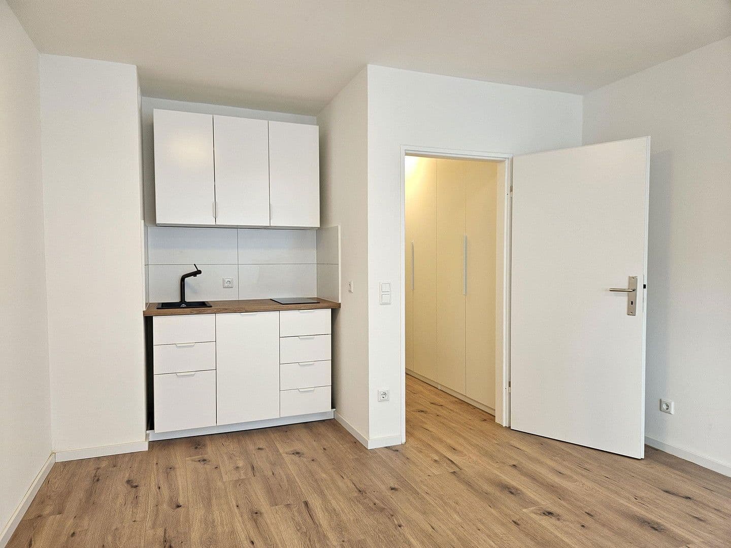 Pronájem bytu 1+1 35 m², Mauerstr. 18, Düsseldorf, Severní Porýní-Vestfálsko Pronájem bytu 1+1 35 m², Mauerstr. 18, Düsseldorf, Severní Porýní-Vestfálsko