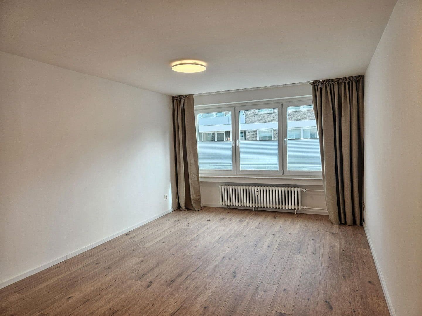 Pronájem bytu 1+1 35 m², Mauerstr. 18, Düsseldorf, Severní Porýní-Vestfálsko Pronájem bytu 1+1 35 m², Mauerstr. 18, Düsseldorf, Severní Porýní-Vestfálsko
