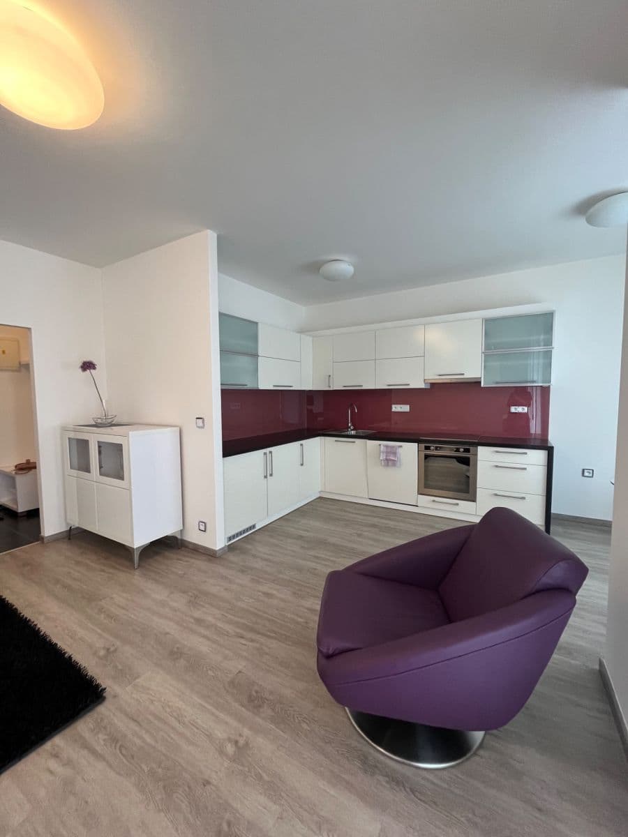 Pronájem bytu 1+kk 43 m², Březnická, Zlín, Zlínský kraj Pronájem bytu 1+kk 43 m², Březnická, Zlín, Zlínský kraj