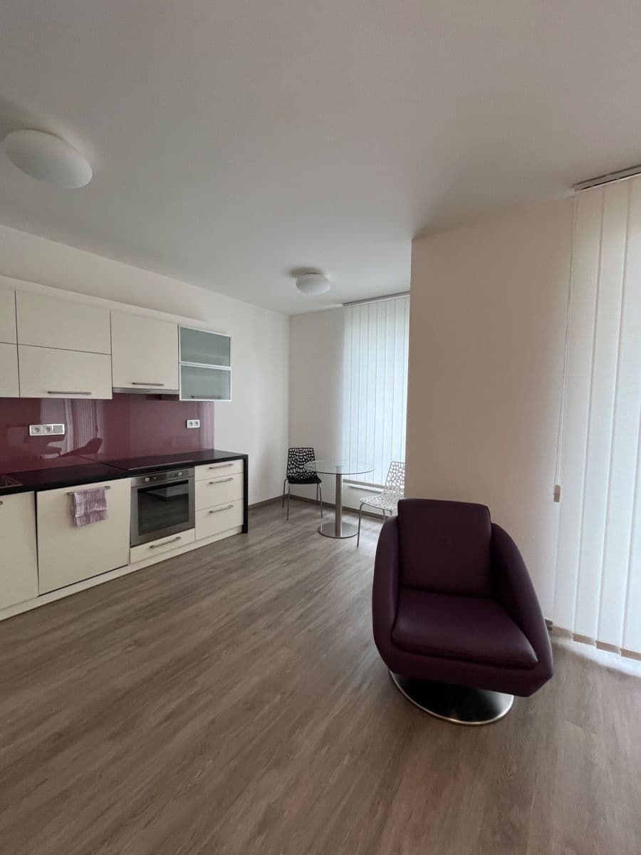 Pronájem bytu 1+kk 43 m², Březnická, Zlín, Zlínský kraj Pronájem bytu 1+kk 43 m², Březnická, Zlín, Zlínský kraj