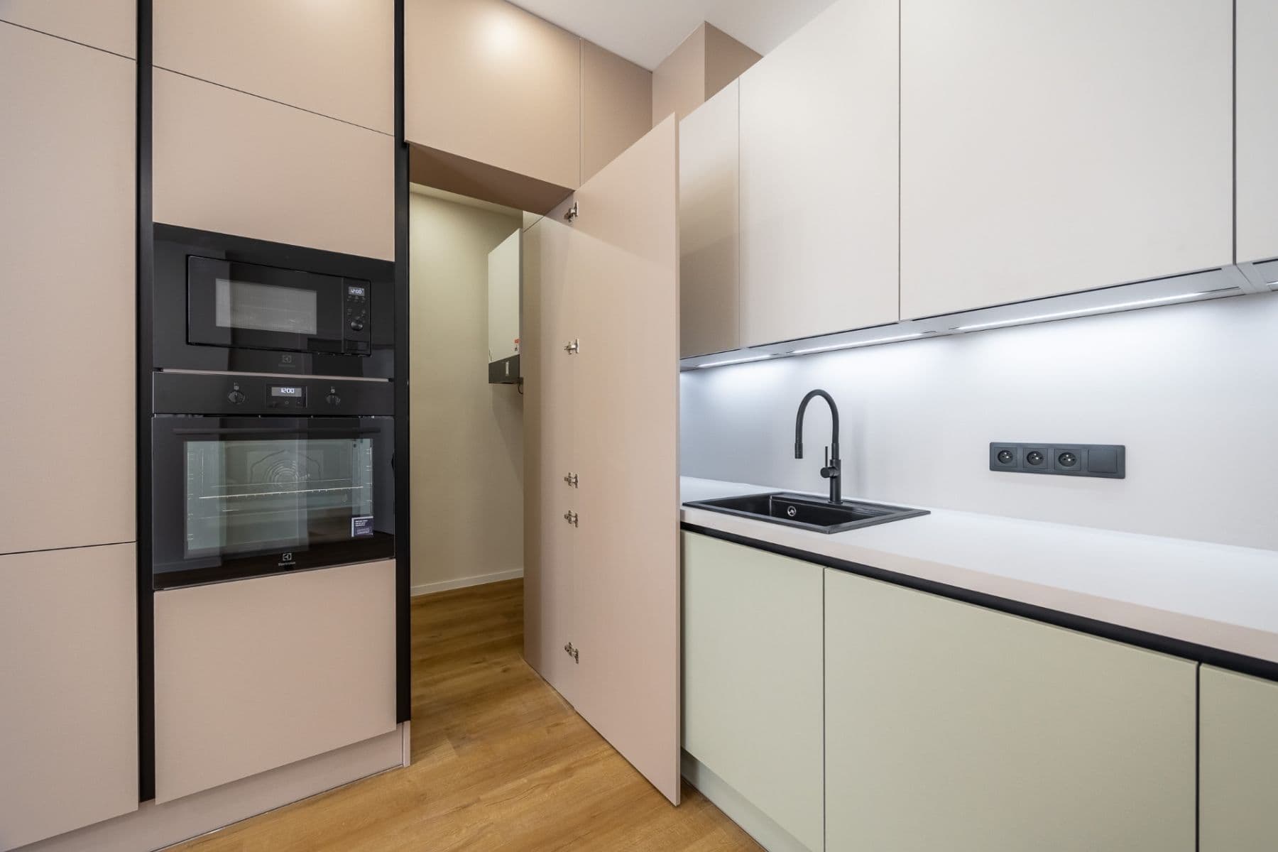 Prodej bytu 3+kk 95 m², Řezáčovo náměstí, Praha, Praha Prodej bytu 3+kk 95 m², Řezáčovo náměstí, Praha, Praha