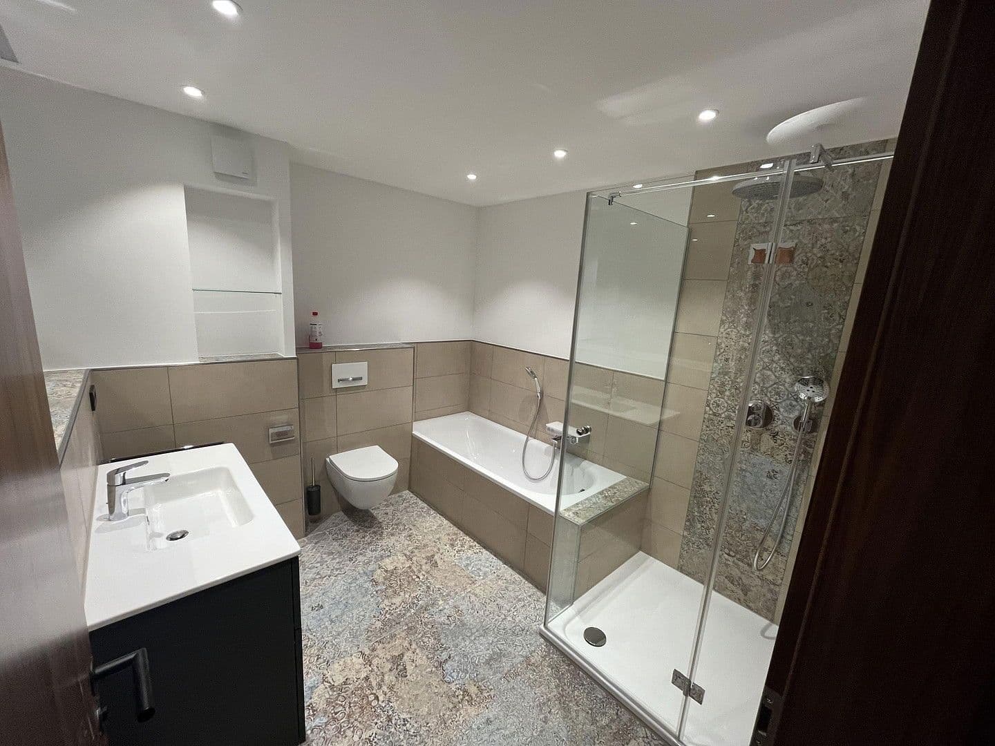 Pronájem bytu 3+1 115 m², Bibliser Strasse 10, Mannheim, Bádensko-Württembersko Pronájem bytu 3+1 115 m², Bibliser Strasse 10, Mannheim, Bádensko-Württembersko