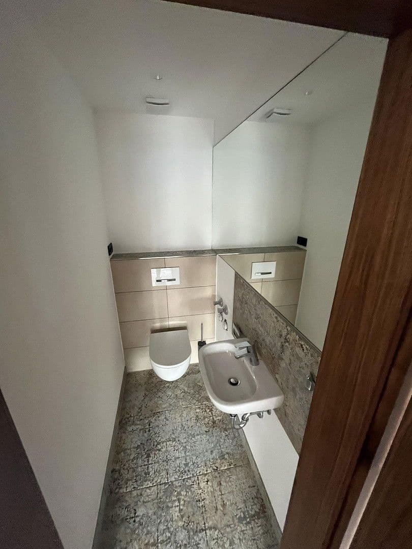 Pronájem bytu 3+1 115 m², Bibliser Strasse 10, Mannheim, Bádensko-Württembersko Pronájem bytu 3+1 115 m², Bibliser Strasse 10, Mannheim, Bádensko-Württembersko