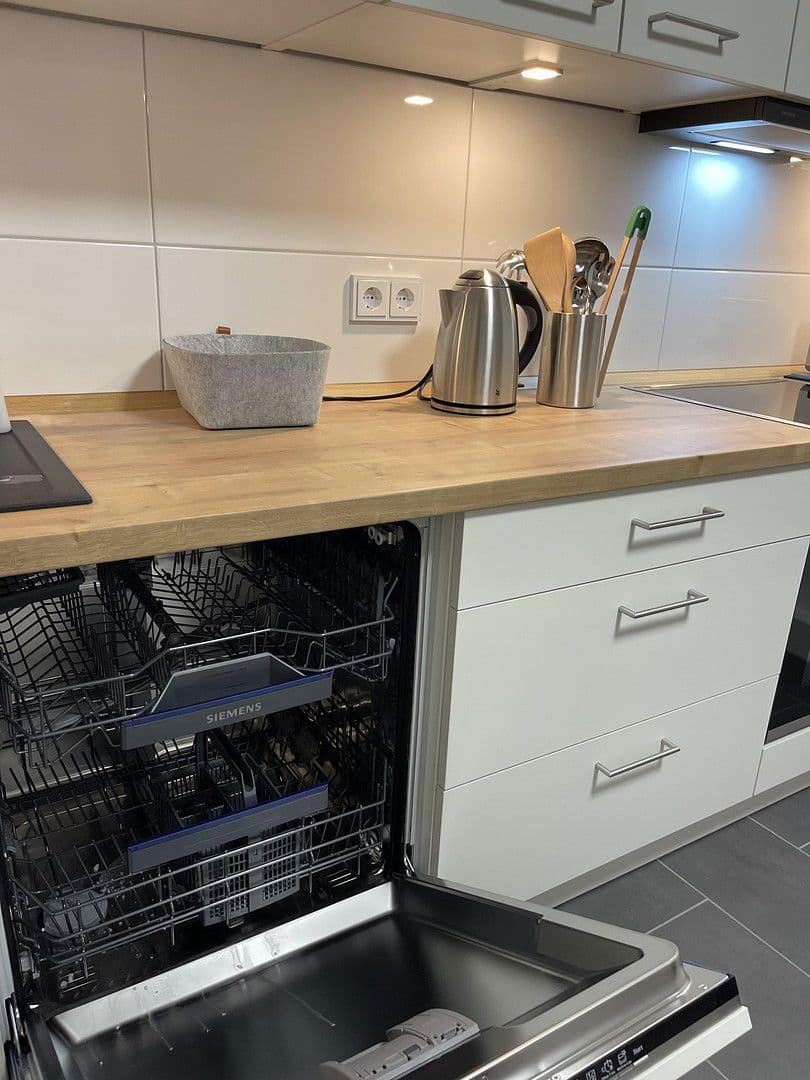 Pronájem bytu 2+1 54 m², Rauenthaler Straße 11A, Wiesbaden, Hessen Pronájem bytu 2+1 54 m², Rauenthaler Straße 11A, Wiesbaden, Hessen