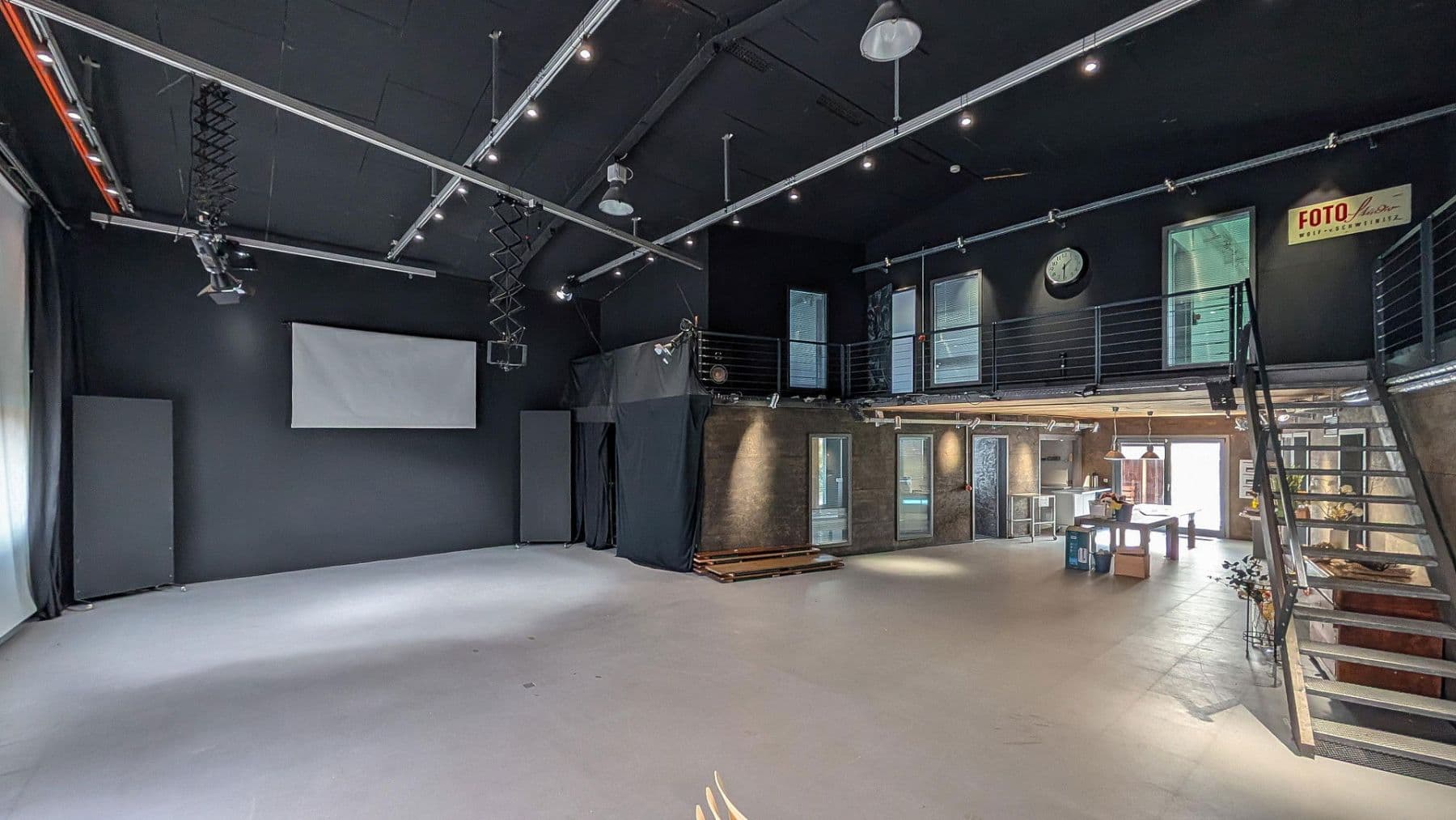 Pronájem nebytového prostoru 395 m², Daimlerstraße 14, Taunusstein, Hessen Pronájem nebytového prostoru 395 m², Daimlerstraße 14, Taunusstein, Hessen