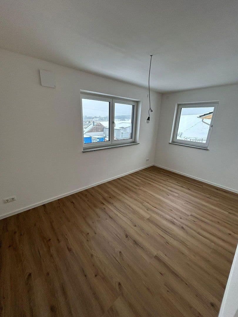 Prodej domu 165 m², pozemek 249 m², Rosenbergerstraße 5 (Kleinlintach 1), Bogen, Bavorsko Prodej domu 165 m², pozemek 249 m², Rosenbergerstraße 5 (Kleinlintach 1), Bogen, Bavorsko