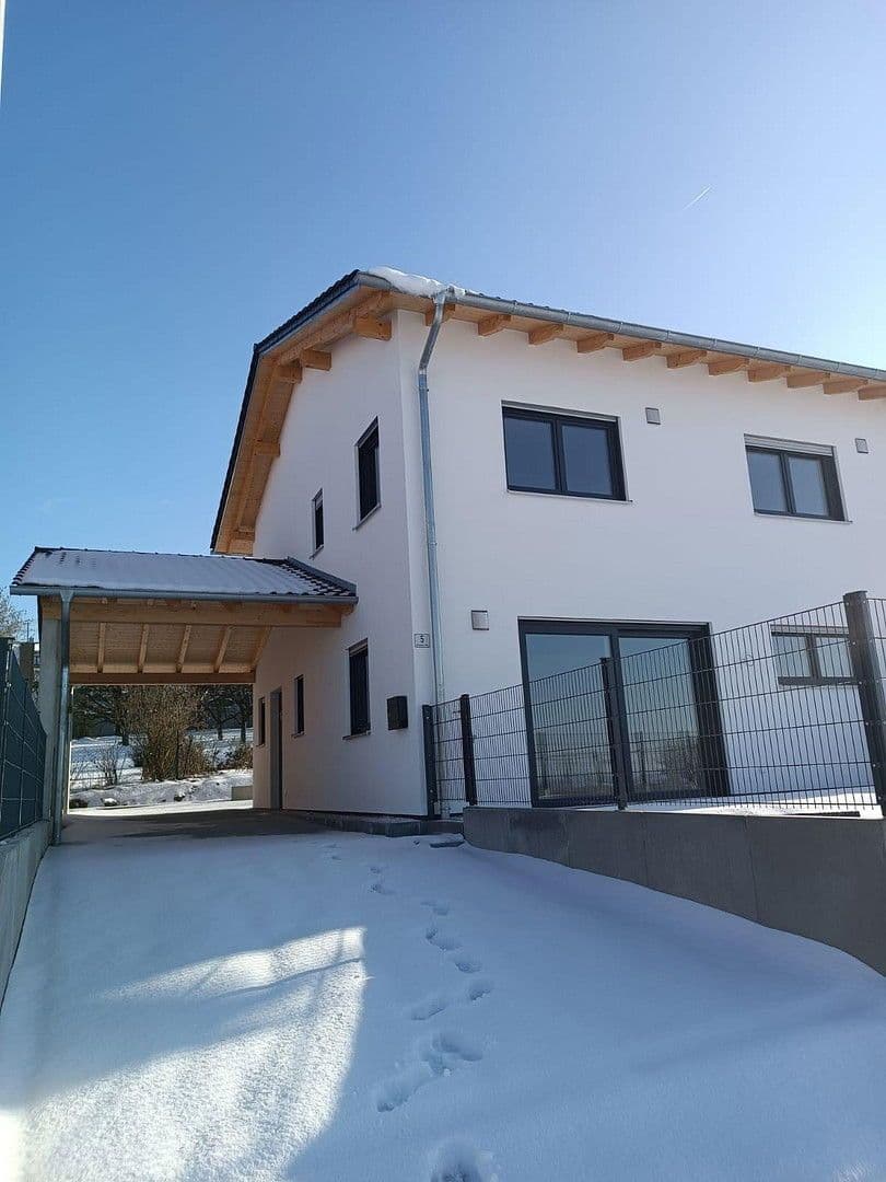 Prodej domu 165 m², pozemek 249 m², Rosenbergerstraße 5 (Kleinlintach 1), Bogen, Bavorsko Prodej domu 165 m², pozemek 249 m², Rosenbergerstraße 5 (Kleinlintach 1), Bogen, Bavorsko