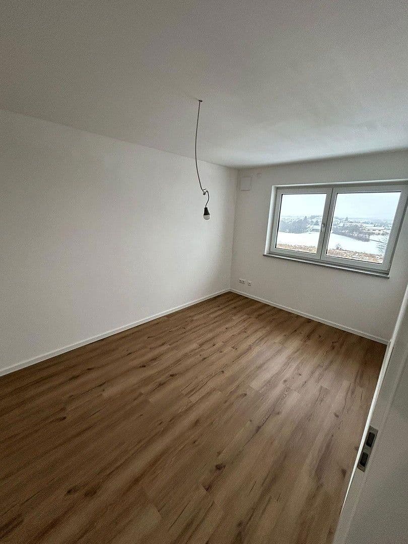 Prodej domu 165 m², pozemek 249 m², Rosenbergerstraße 5 (Kleinlintach 1), Bogen, Bavorsko Prodej domu 165 m², pozemek 249 m², Rosenbergerstraße 5 (Kleinlintach 1), Bogen, Bavorsko