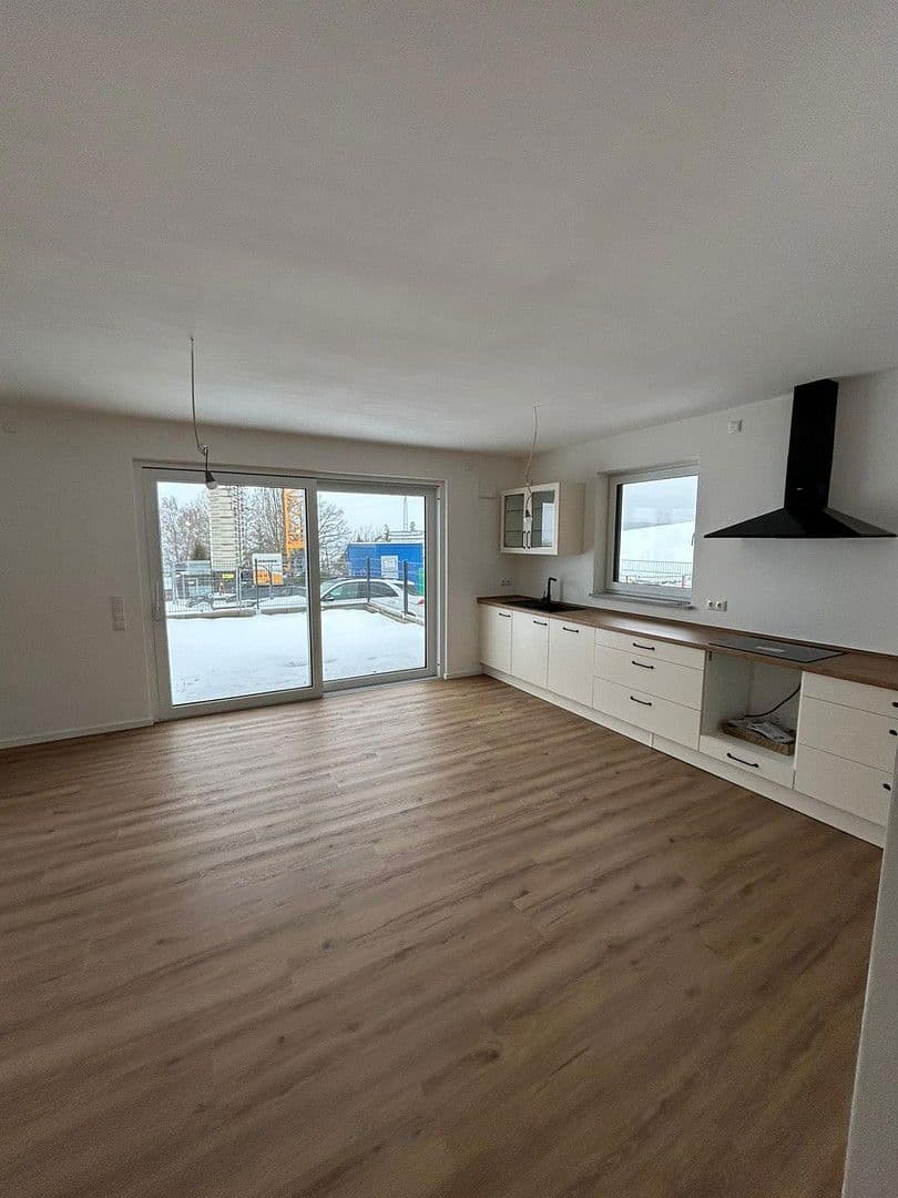Prodej domu 165 m², pozemek 249 m², Rosenbergerstraße 5 (Kleinlintach 1), Bogen, Bavorsko Prodej domu 165 m², pozemek 249 m², Rosenbergerstraße 5 (Kleinlintach 1), Bogen, Bavorsko