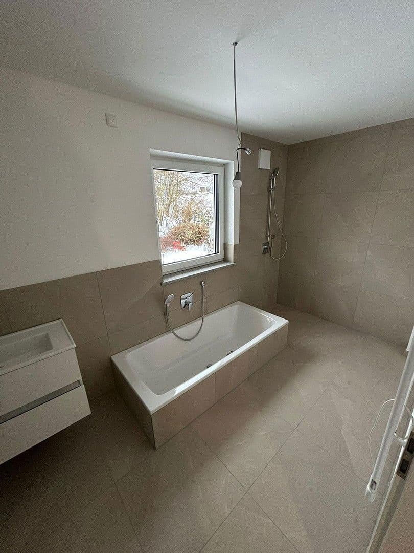 Prodej domu 165 m², pozemek 249 m², Rosenbergerstraße 5 (Kleinlintach 1), Bogen, Bavorsko Prodej domu 165 m², pozemek 249 m², Rosenbergerstraße 5 (Kleinlintach 1), Bogen, Bavorsko