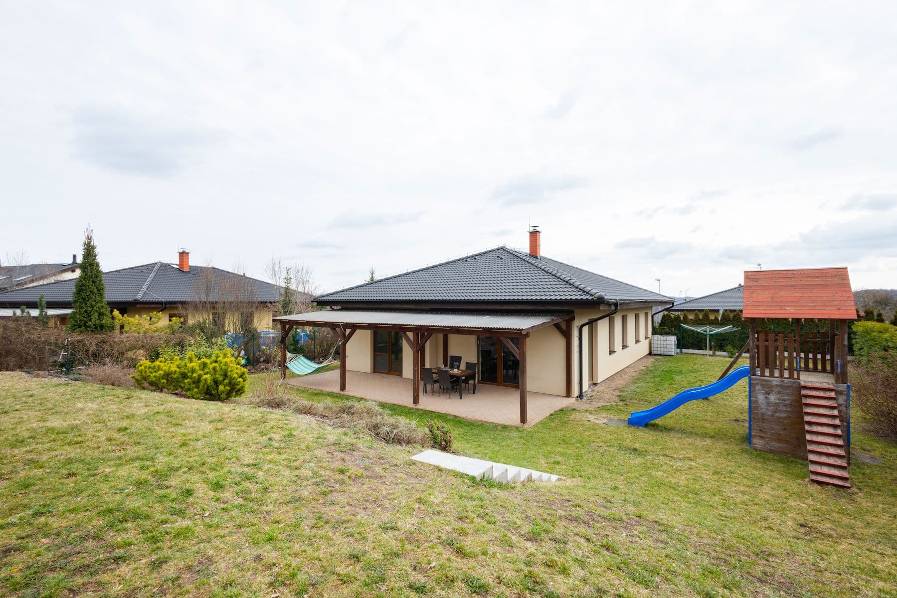 Prodej domu 127 m², pozemek 942 m², Dobříšská, Mníšek pod Brdy, Středočeský kraj Prodej domu 127 m², pozemek 942 m², Dobříšská, Mníšek pod Brdy, Středočeský kraj