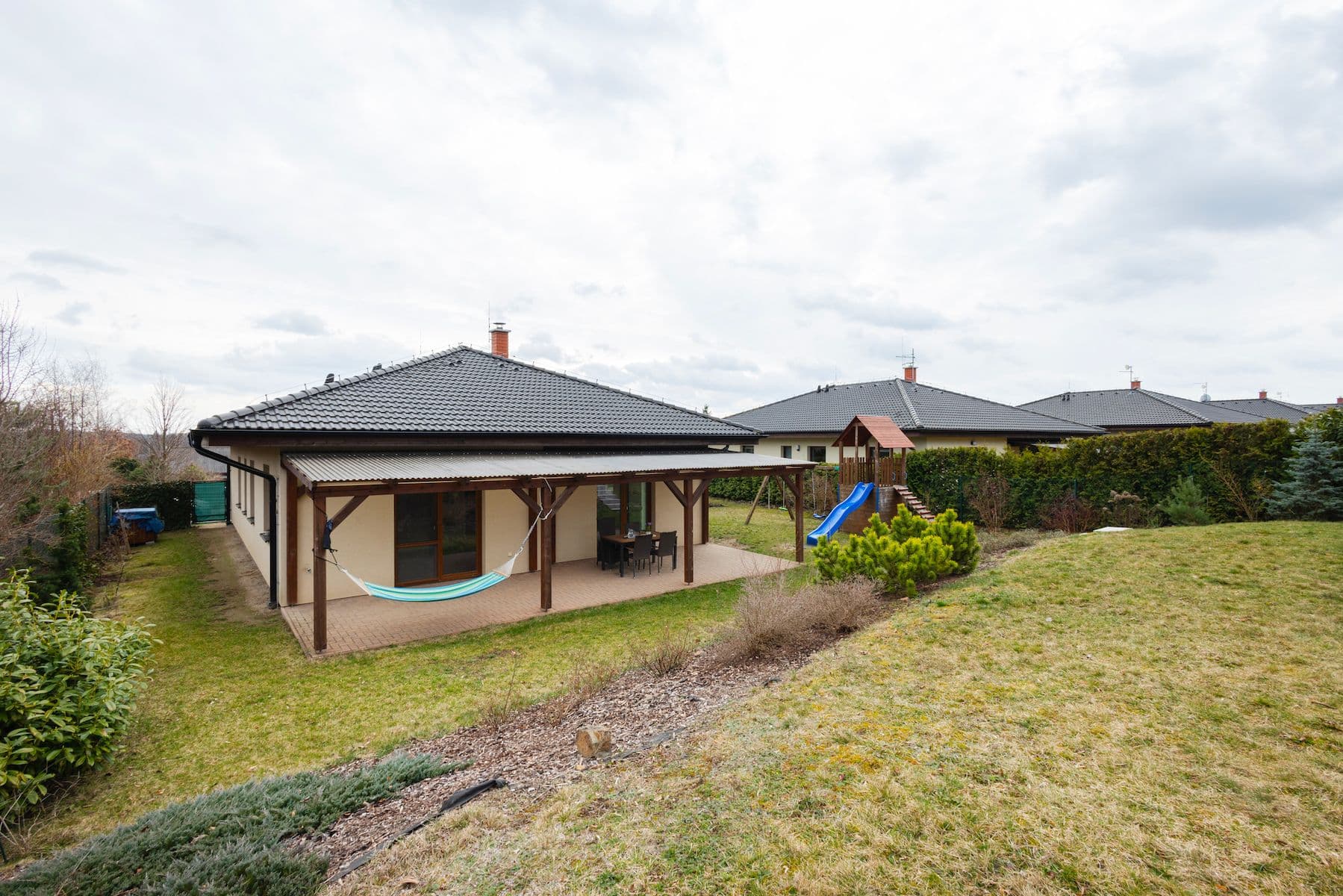 Prodej domu 127 m², pozemek 942 m², Dobříšská, Mníšek pod Brdy, Středočeský kraj Prodej domu 127 m², pozemek 942 m², Dobříšská, Mníšek pod Brdy, Středočeský kraj