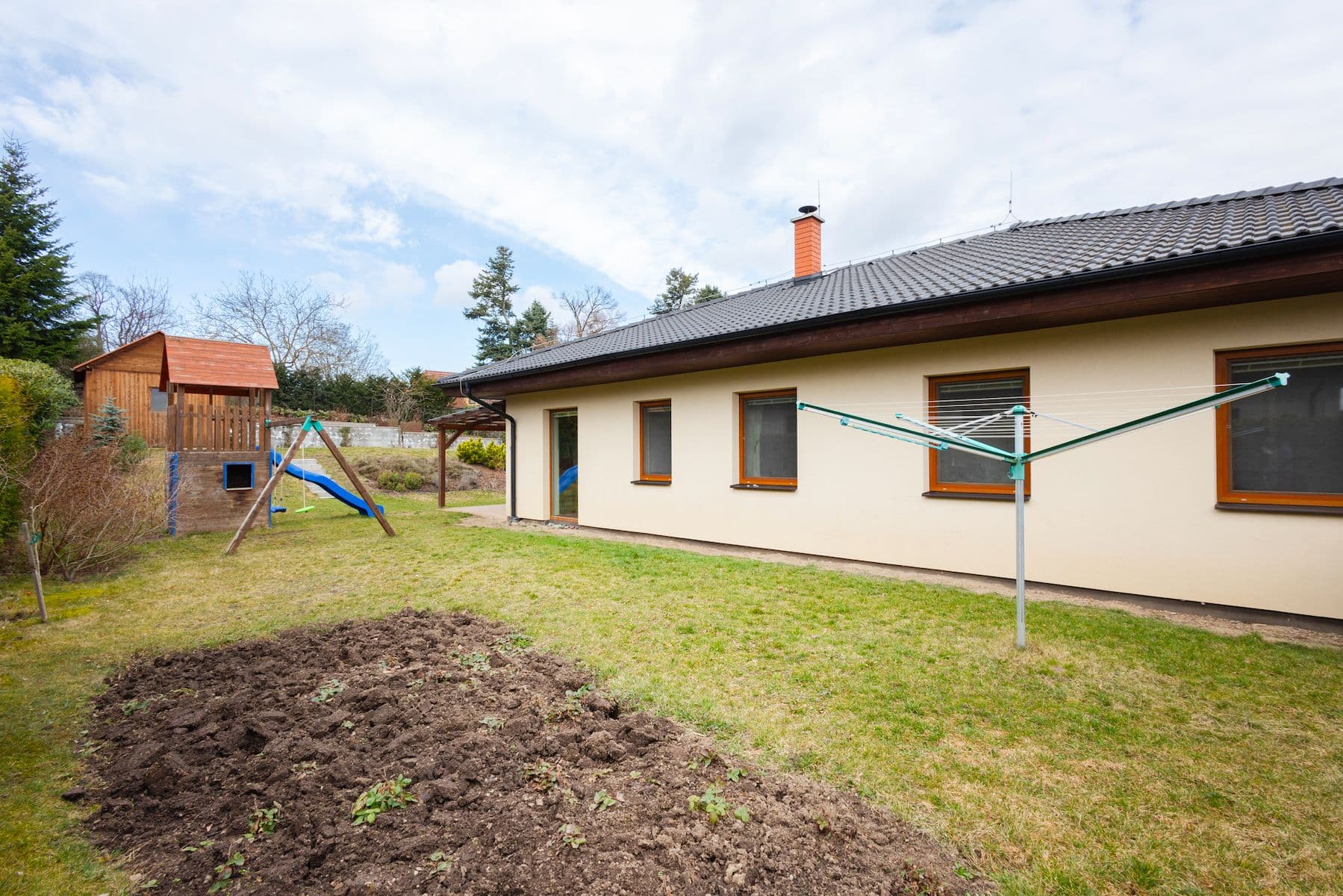Prodej domu 127 m², pozemek 942 m², Dobříšská, Mníšek pod Brdy, Středočeský kraj Prodej domu 127 m², pozemek 942 m², Dobříšská, Mníšek pod Brdy, Středočeský kraj