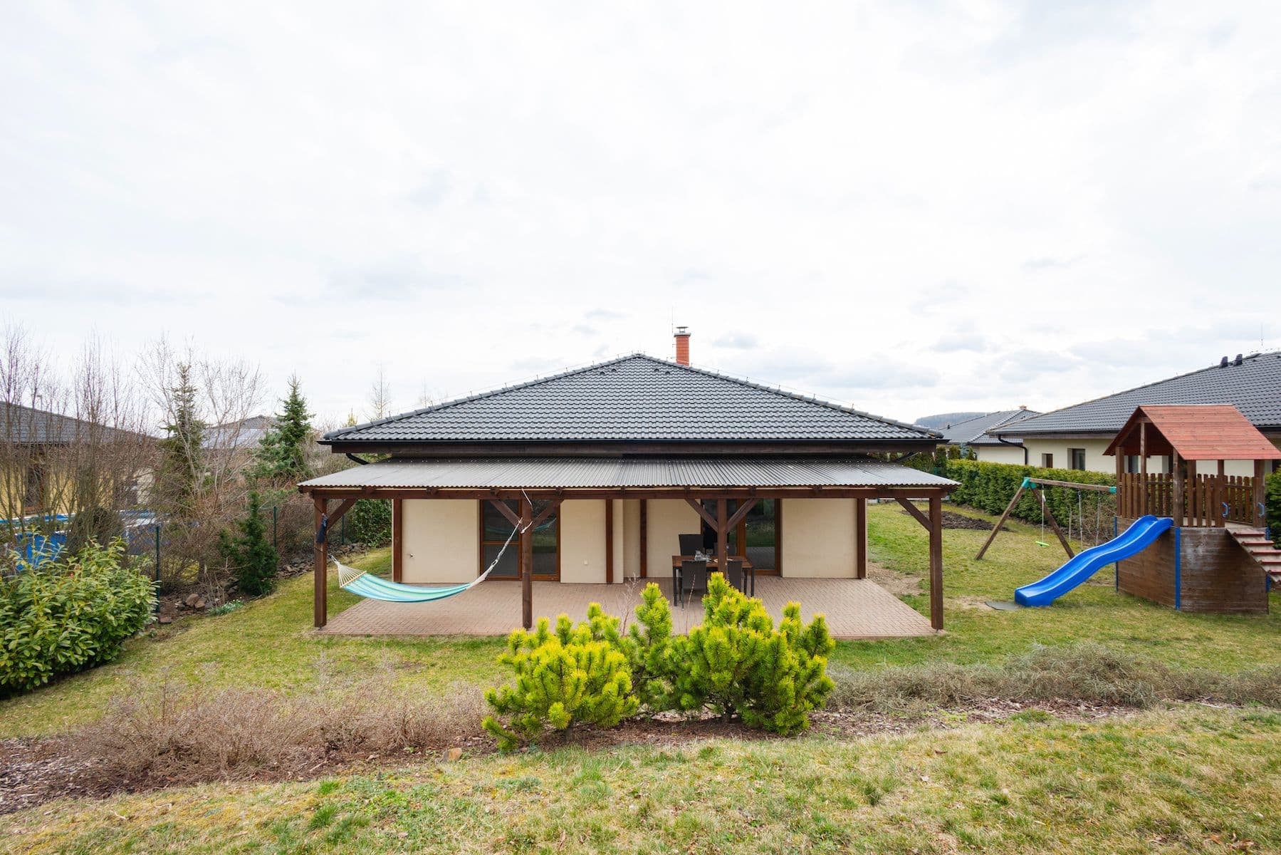 Prodej domu 127 m², pozemek 942 m², Dobříšská, Mníšek pod Brdy, Středočeský kraj Prodej domu 127 m², pozemek 942 m², Dobříšská, Mníšek pod Brdy, Středočeský kraj