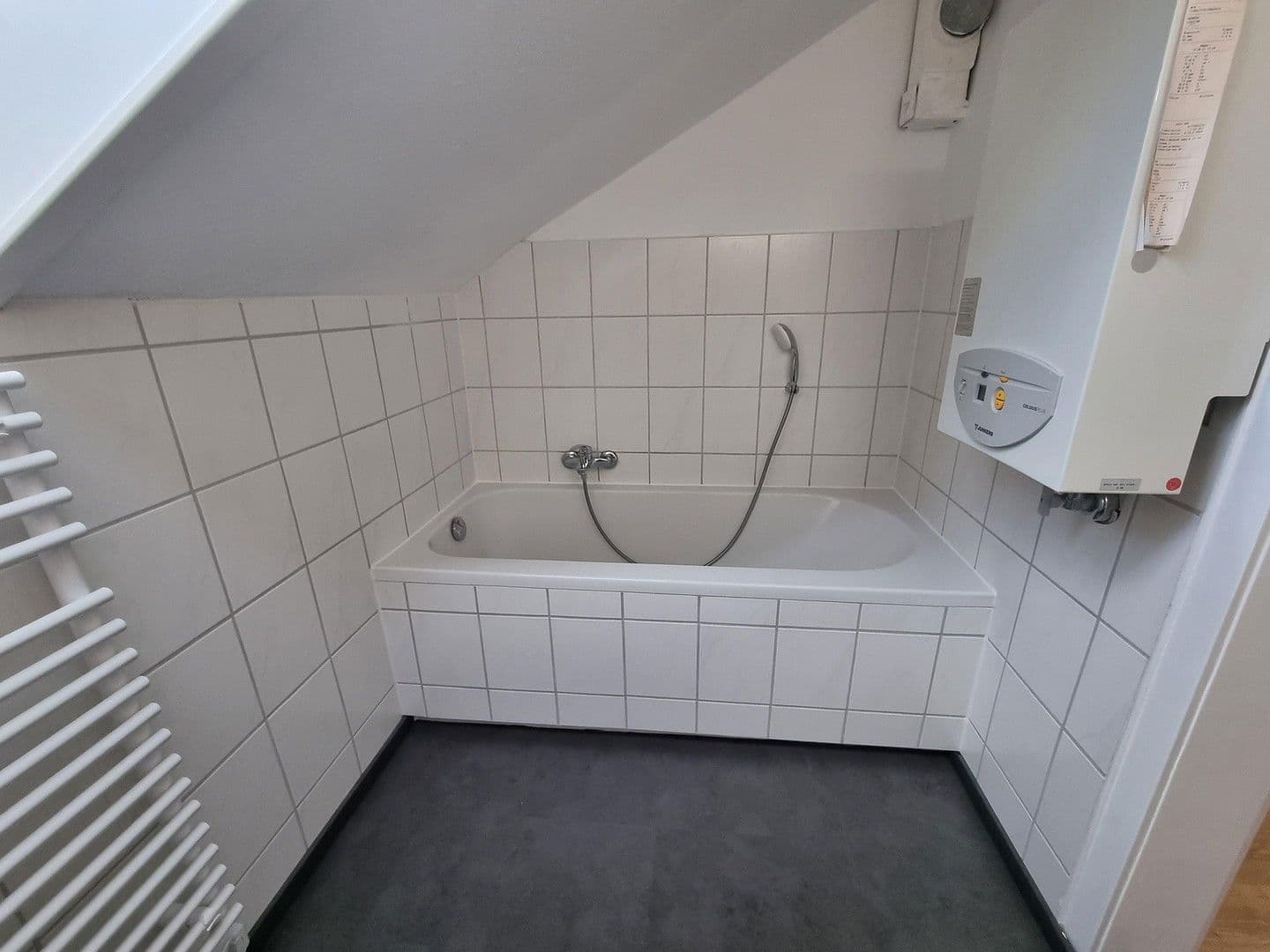 Pronájem bytu 1+1 30 m², Esslingen am Neckar, Bádensko-Württembersko Pronájem bytu 1+1 30 m², Esslingen am Neckar, Bádensko-Württembersko