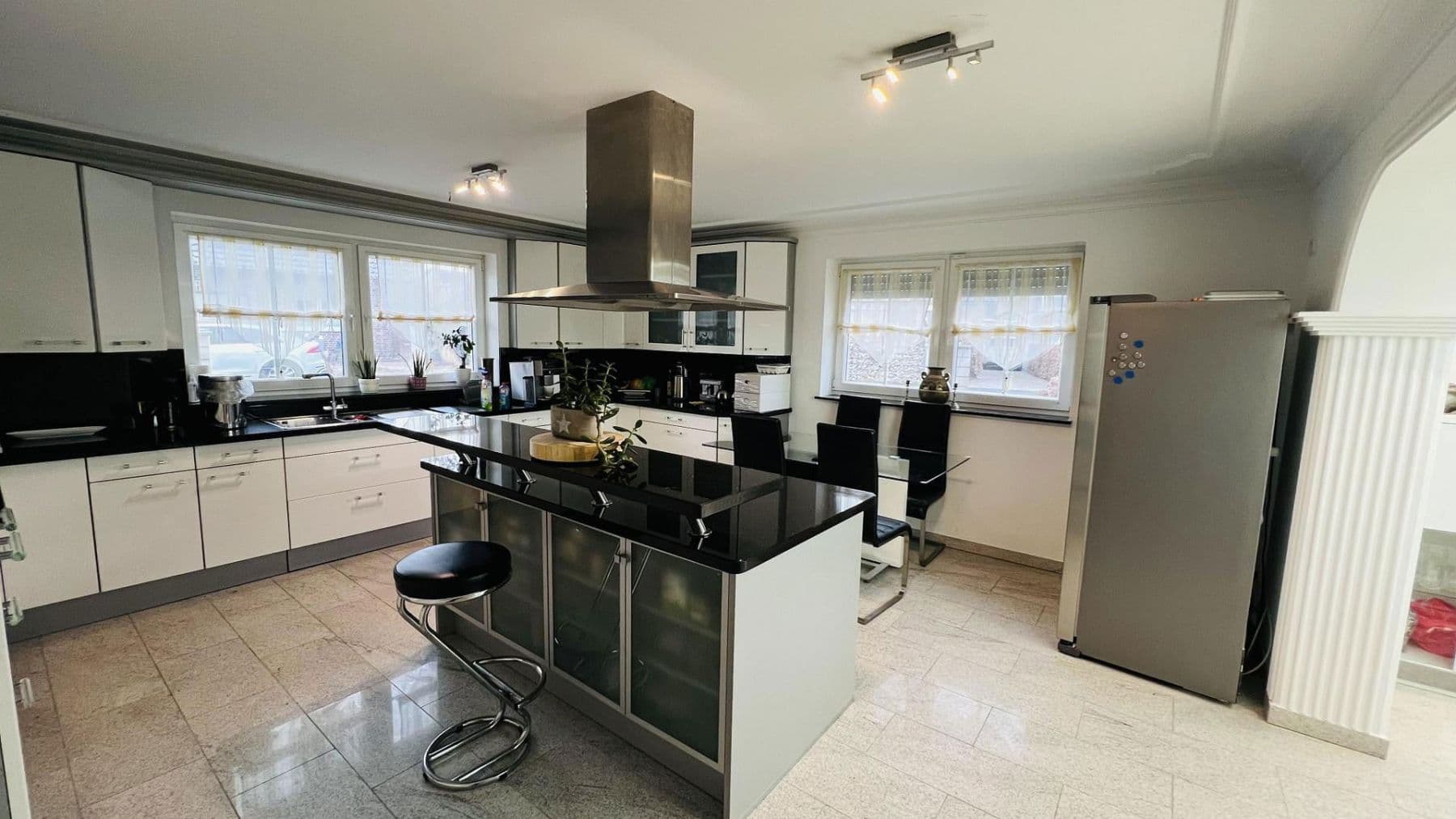 Pronájem domu 266 m², pozemek 475 m², Indianapolisstr.62, Köln, Severní Porýní-Vestfálsko Pronájem domu 266 m², pozemek 475 m², Indianapolisstr.62, Köln, Severní Porýní-Vestfálsko