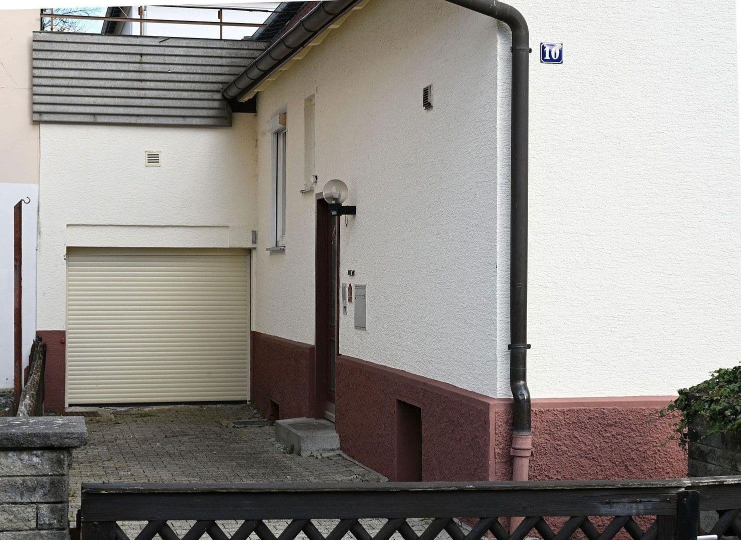 Prodej domu 143 m², pozemek 274 m², Eichendorffstr. 10, Bad Urach, Bádensko-Württembersko Prodej domu 143 m², pozemek 274 m², Eichendorffstr. 10, Bad Urach, Bádensko-Württembersko