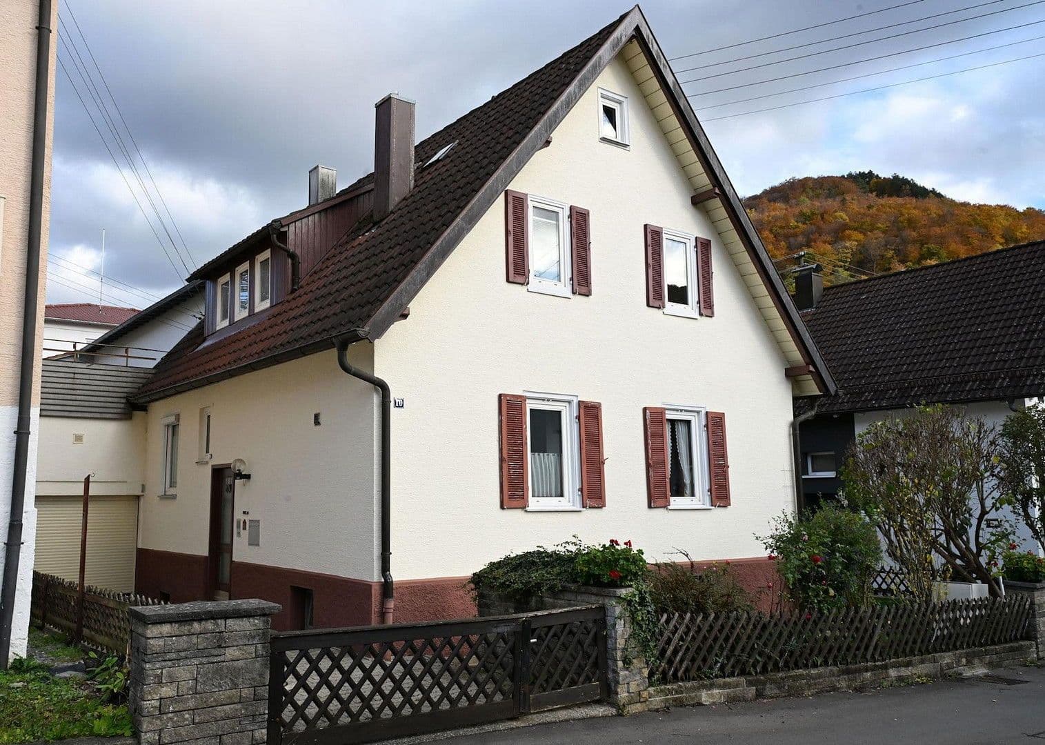 Prodej domu 143 m², pozemek 274 m², Eichendorffstr. 10, Bad Urach, Bádensko-Württembersko Prodej domu 143 m², pozemek 274 m², Eichendorffstr. 10, Bad Urach, Bádensko-Württembersko
