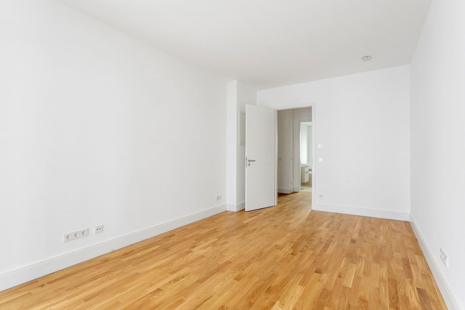 Prodej bytu 4+1 108 m², Hohenstaufenstr. 9, Berlin, Berlín Prodej bytu 4+1 108 m², Hohenstaufenstr. 9, Berlin, Berlín