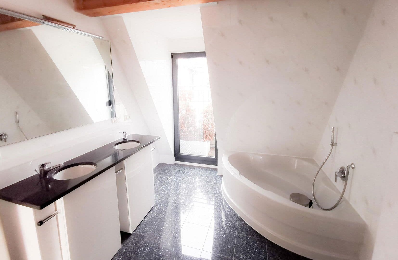 Pronájem bytu 5+1 157 m², Schwarzwaldstraße, Frankfurt, Hessen Pronájem bytu 5+1 157 m², Schwarzwaldstraße, Frankfurt, Hessen