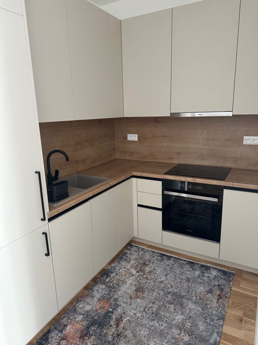 Pronájem bytu 2+1 44 m², Bratislava - mestská časť Staré Mesto, Bratislavský kraj Pronájem bytu 2+1 44 m², Bratislava - mestská časť Staré Mesto, Bratislavský kraj