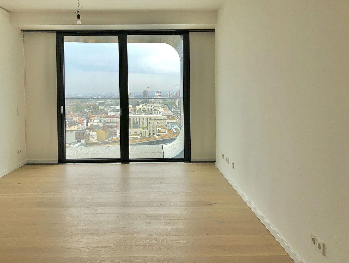 Pronájem bytu 3+1 82 m², Europa-Allee 2, Frankfurt am Main, Hessen Pronájem bytu 3+1 82 m², Europa-Allee 2, Frankfurt am Main, Hessen