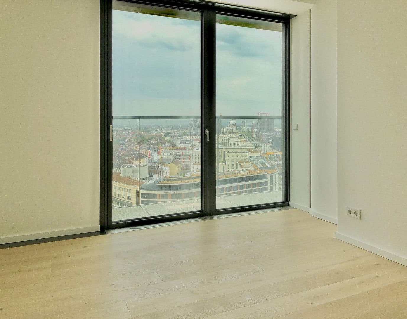 Pronájem bytu 3+1 82 m², Europa-Allee 2, Frankfurt am Main, Hessen Pronájem bytu 3+1 82 m², Europa-Allee 2, Frankfurt am Main, Hessen