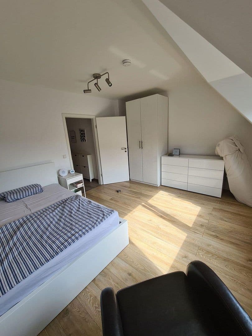 Pronájem bytu 4+1 95 m², Schirmerstr. 11, Düsseldorf, Severní Porýní-Vestfálsko Pronájem bytu 4+1 95 m², Schirmerstr. 11, Düsseldorf, Severní Porýní-Vestfálsko