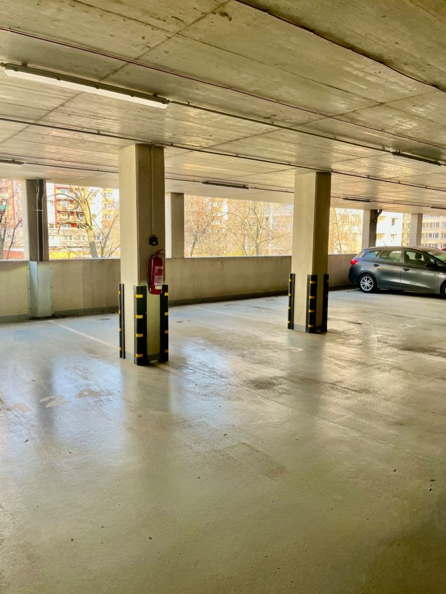 Pronájem garáže 18 m², nábřeží Závodu míru, Pardubice, Pardubický kraj Pronájem garáže 18 m², nábřeží Závodu míru, Pardubice, Pardubický kraj