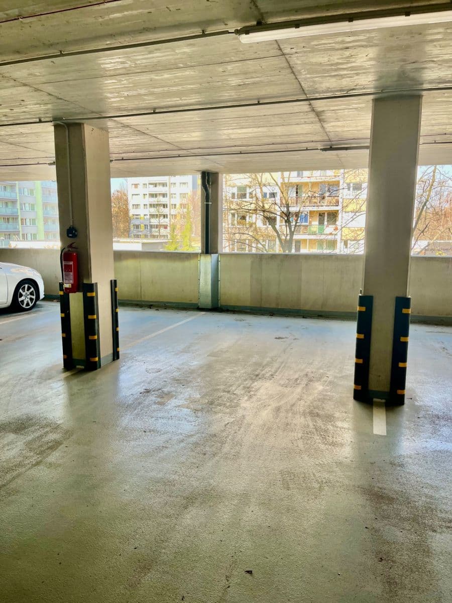 Pronájem garáže 18 m², nábřeží Závodu míru, Pardubice, Pardubický kraj Pronájem garáže 18 m², nábřeží Závodu míru, Pardubice, Pardubický kraj