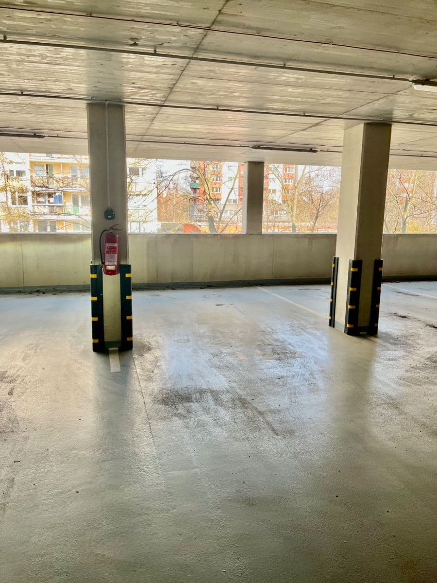 Pronájem garáže 18 m², nábřeží Závodu míru, Pardubice, Pardubický kraj Pronájem garáže 18 m², nábřeží Závodu míru, Pardubice, Pardubický kraj