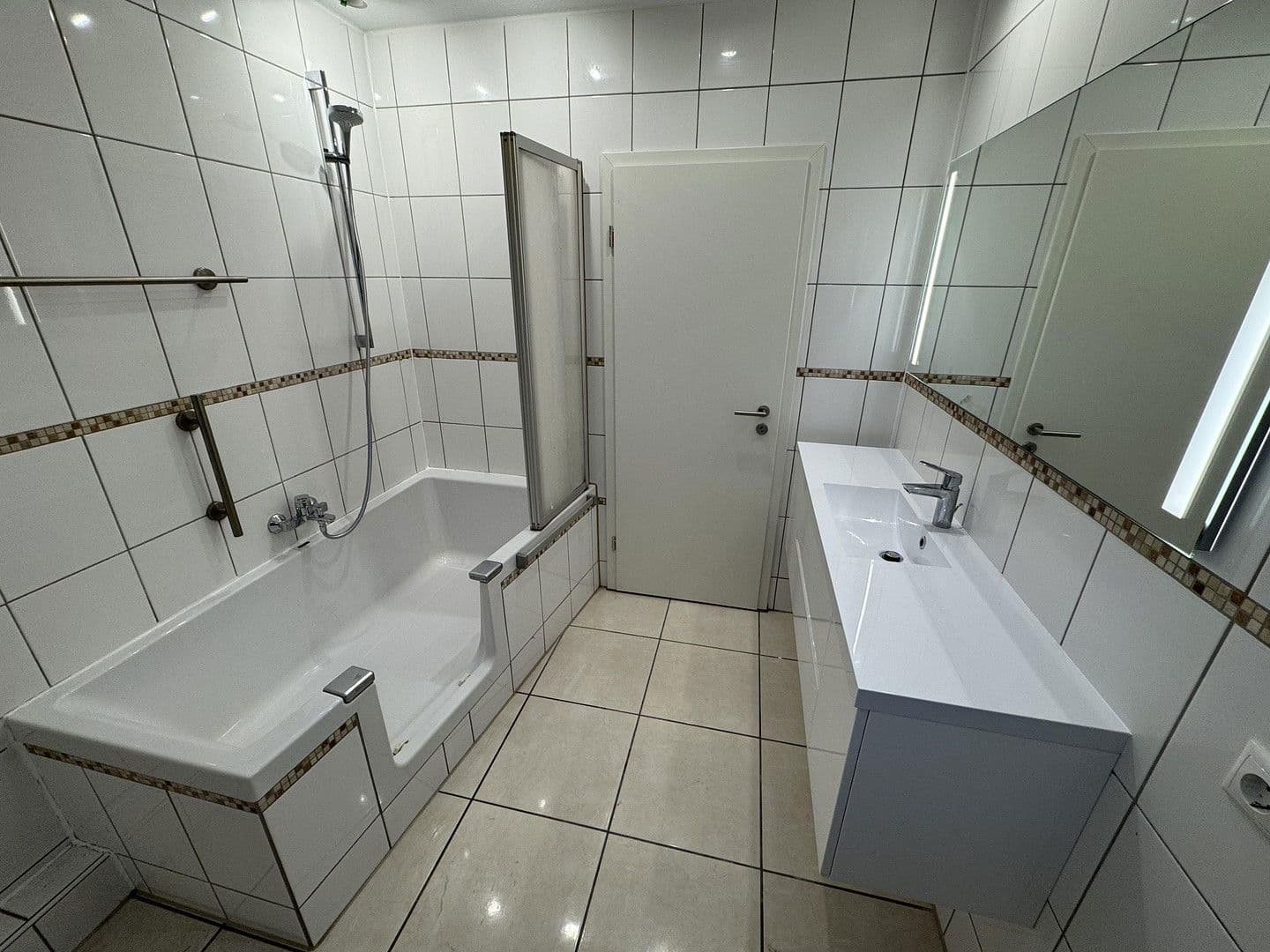 Pronájem bytu 4+1 86 m², Gernotstraße 6, Gernsheim, Hessen Pronájem bytu 4+1 86 m², Gernotstraße 6, Gernsheim, Hessen