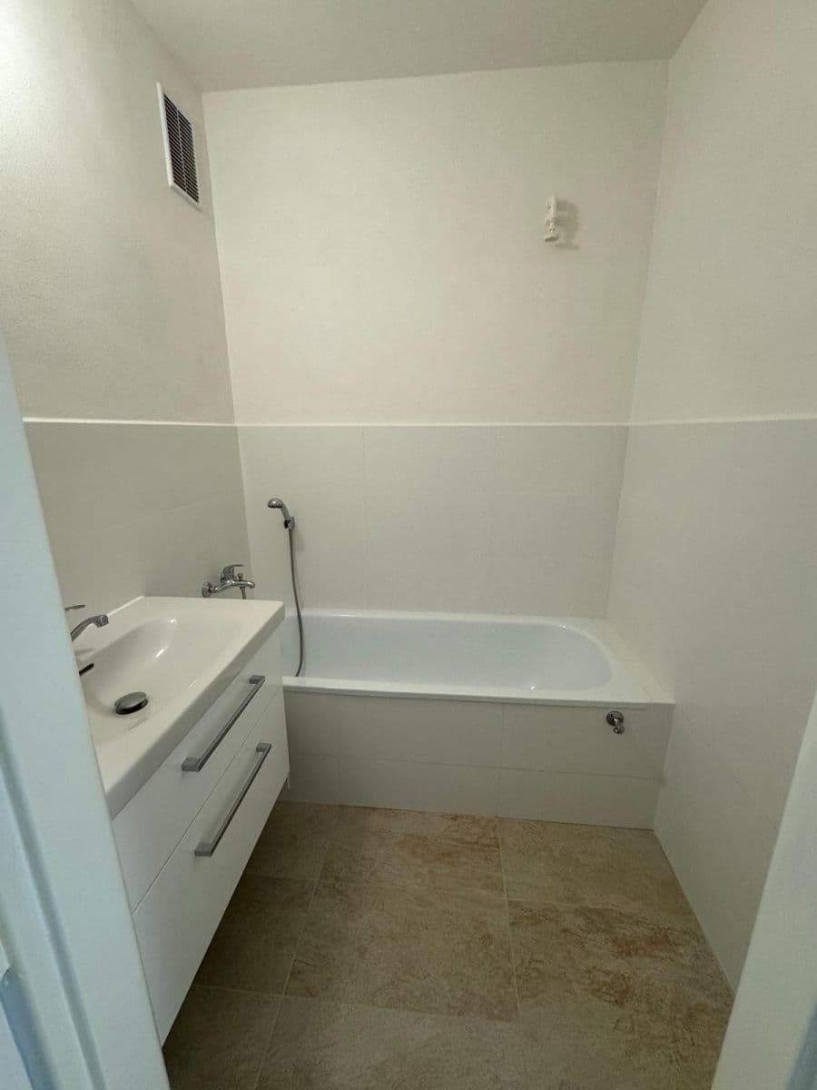 Pronájem bytu 2+1 59 m², Benešovo nábřeží, Zlín, Zlínský kraj Pronájem bytu 2+1 59 m², Benešovo nábřeží, Zlín, Zlínský kraj