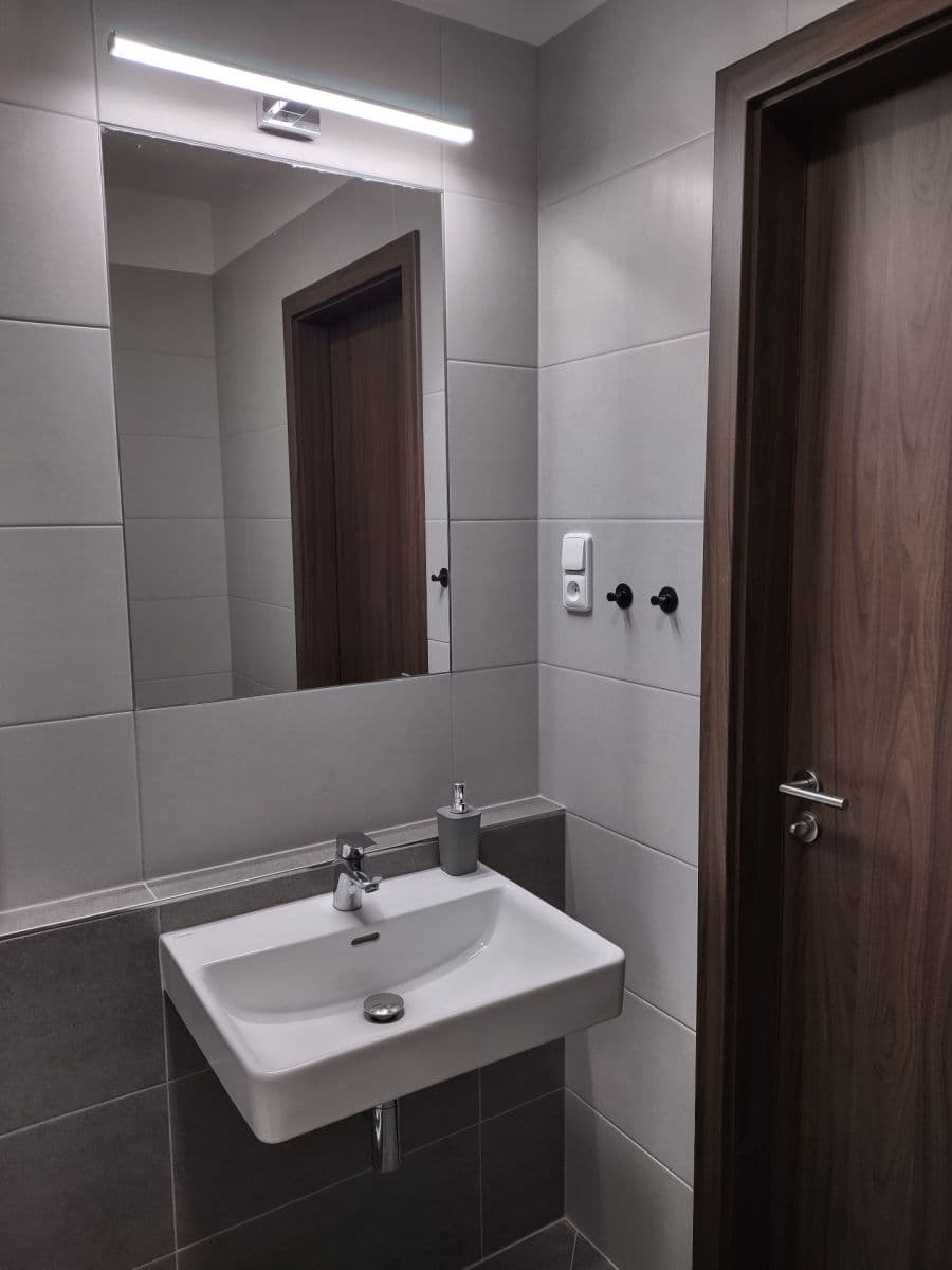 Pronájem bytu 1+kk 25 m², Nádražní, Kralupy nad Vltavou, Středočeský kraj Pronájem bytu 1+kk 25 m², Nádražní, Kralupy nad Vltavou, Středočeský kraj