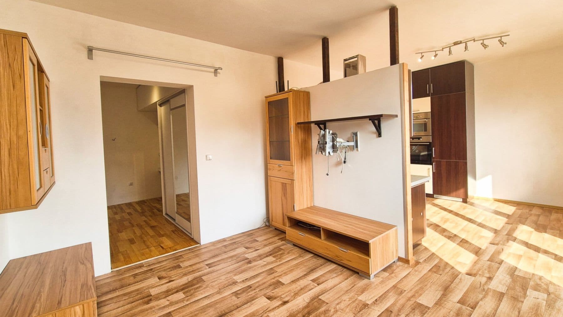 Pronájem bytu 1+1 46 m², T. G. Masaryka, Horoměřice, Středočeský kraj Pronájem bytu 1+1 46 m², T. G. Masaryka, Horoměřice, Středočeský kraj