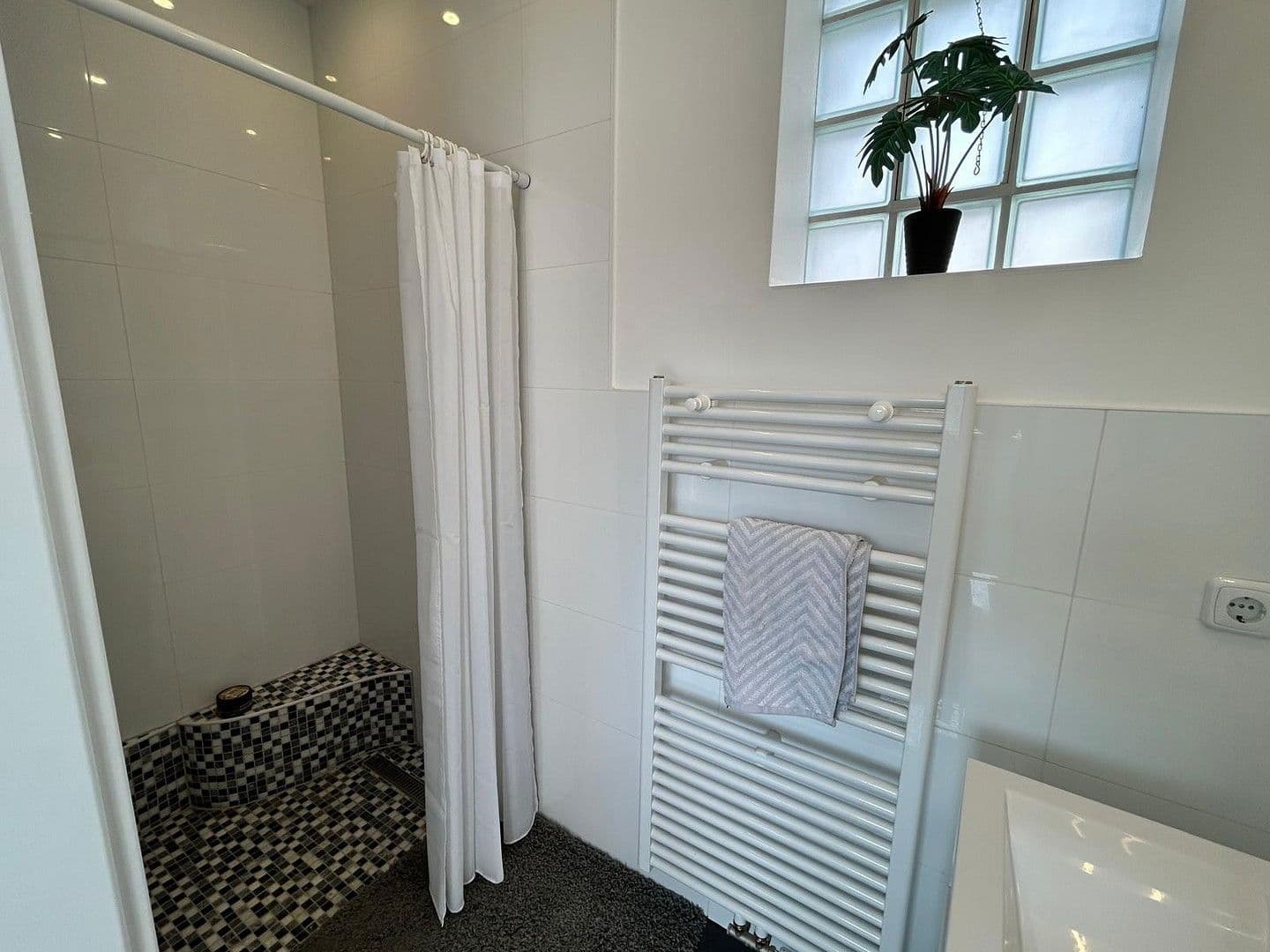 Pronájem domu 130 m², pozemek 589 m², Maria Lourd Weg 9, Enzersfel im Weinviertel, Dolní Rakousko Pronájem domu 130 m², pozemek 589 m², Maria Lourd Weg 9, Enzersfel im Weinviertel, Dolní Rakousko