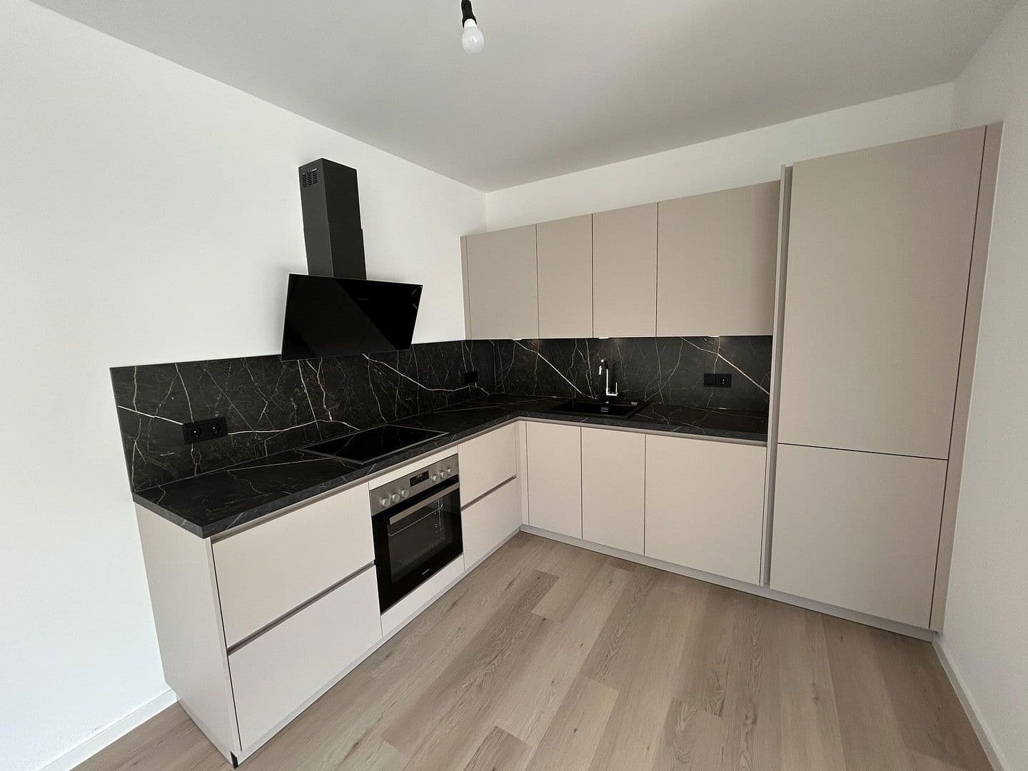 Pronájem bytu 3+1 90 m², Scheckertstrasse 2, Zell am Main, Bavorsko Pronájem bytu 3+1 90 m², Scheckertstrasse 2, Zell am Main, Bavorsko