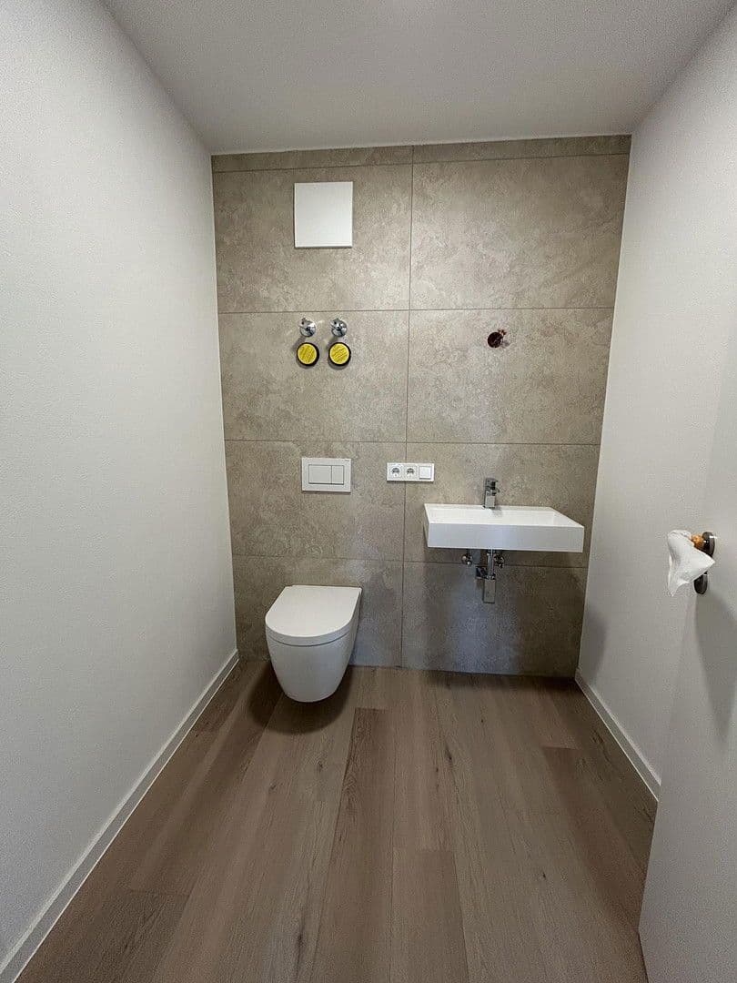 Pronájem bytu 3+1 110 m², Scheckertstrasse 2, Zell am Main, Bavorsko Pronájem bytu 3+1 110 m², Scheckertstrasse 2, Zell am Main, Bavorsko