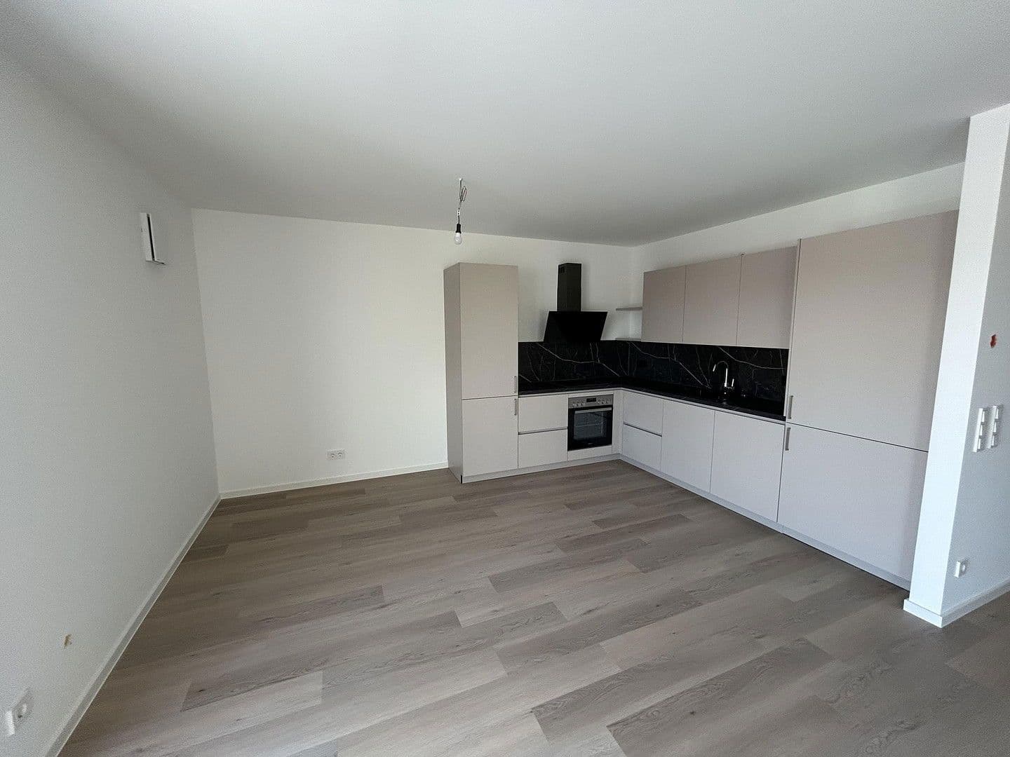 Pronájem bytu 3+1 110 m², Scheckertstrasse 2, Zell am Main, Bavorsko Pronájem bytu 3+1 110 m², Scheckertstrasse 2, Zell am Main, Bavorsko