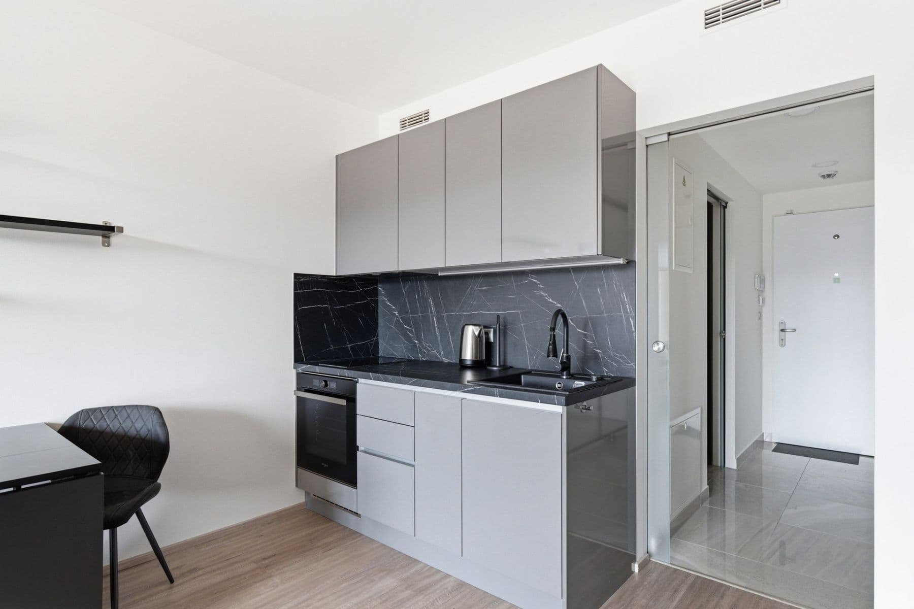 Pronájem bytu 1+kk 33 m², Českomoravská, Praha, Praha Pronájem bytu 1+kk 33 m², Českomoravská, Praha, Praha