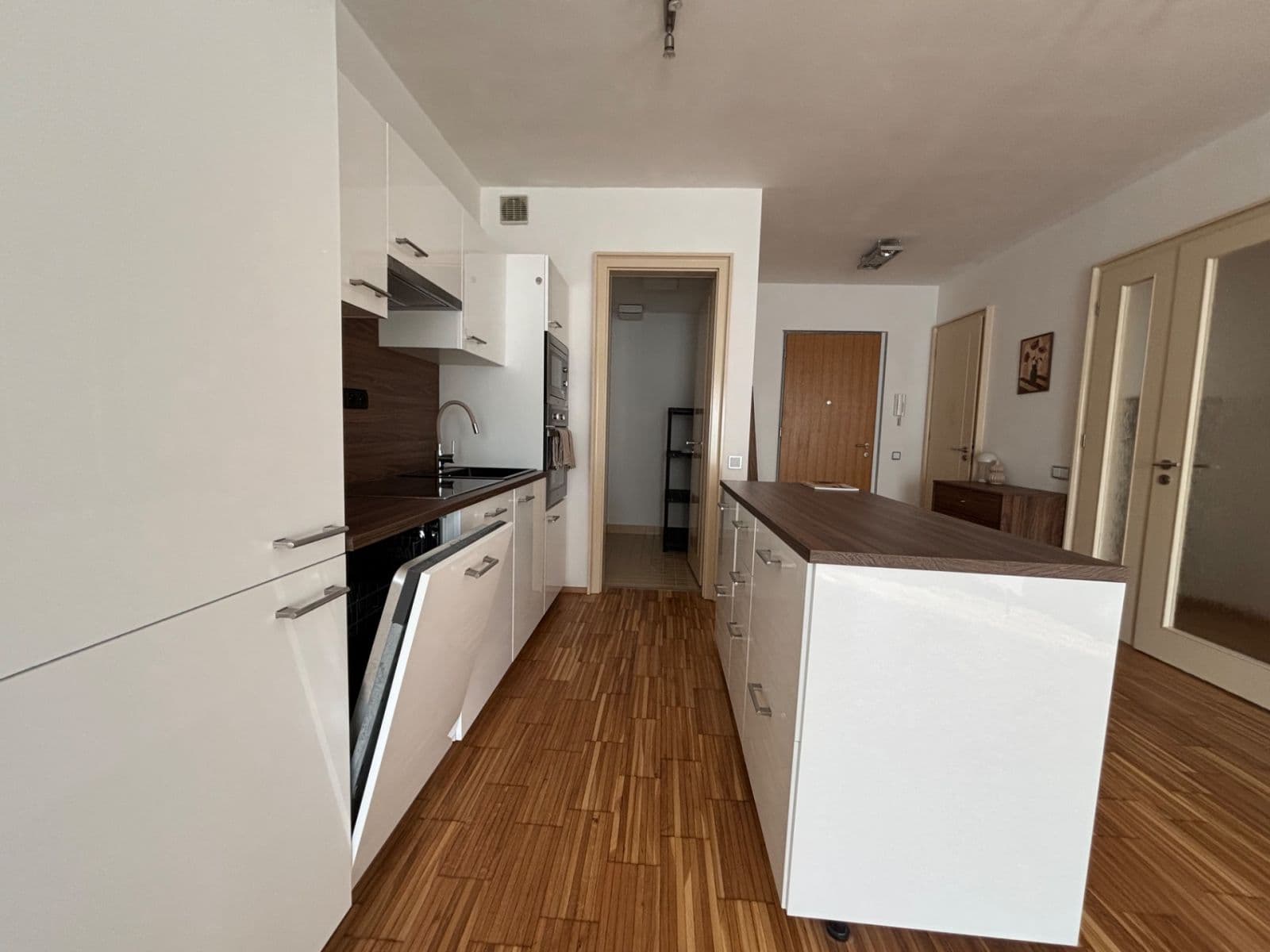 Pronájem bytu 2+kk 65 m², Rohanské nábřeží, Praha, Praha Pronájem bytu 2+kk 65 m², Rohanské nábřeží, Praha, Praha