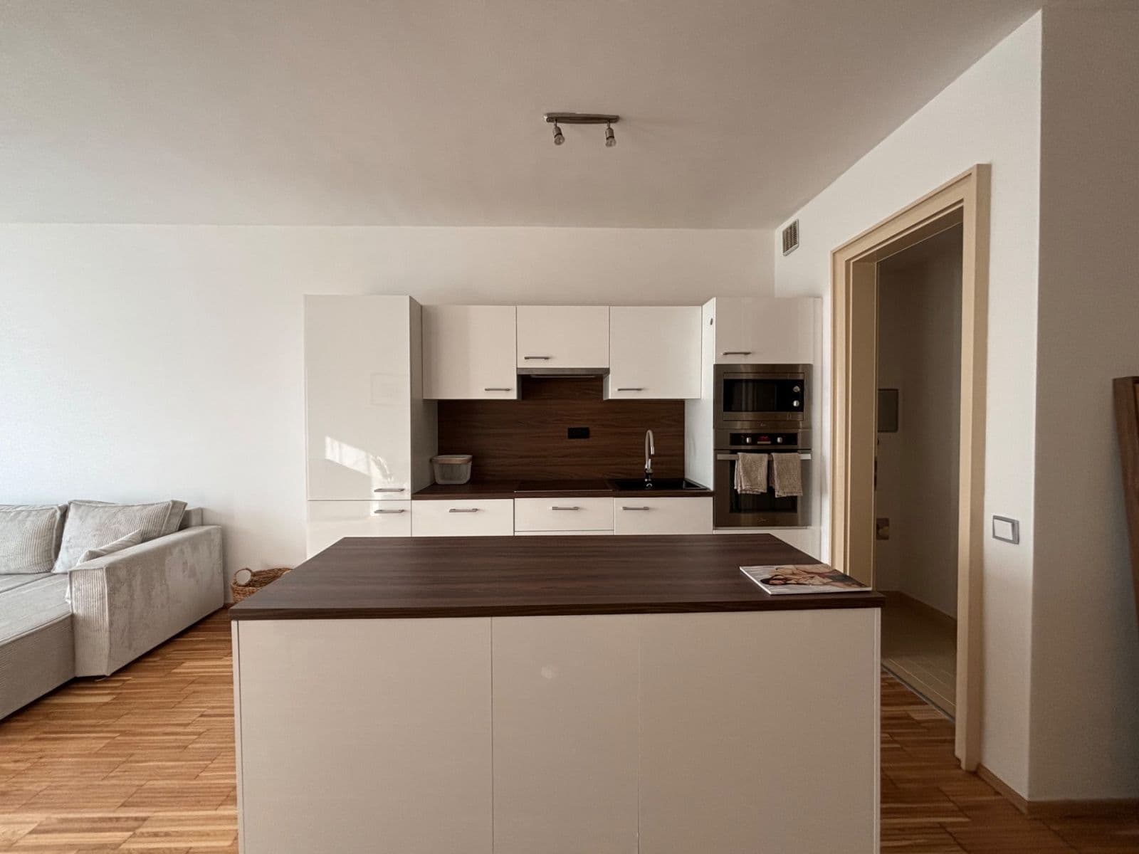 Pronájem bytu 2+kk 65 m², Rohanské nábřeží, Praha, Praha Pronájem bytu 2+kk 65 m², Rohanské nábřeží, Praha, Praha