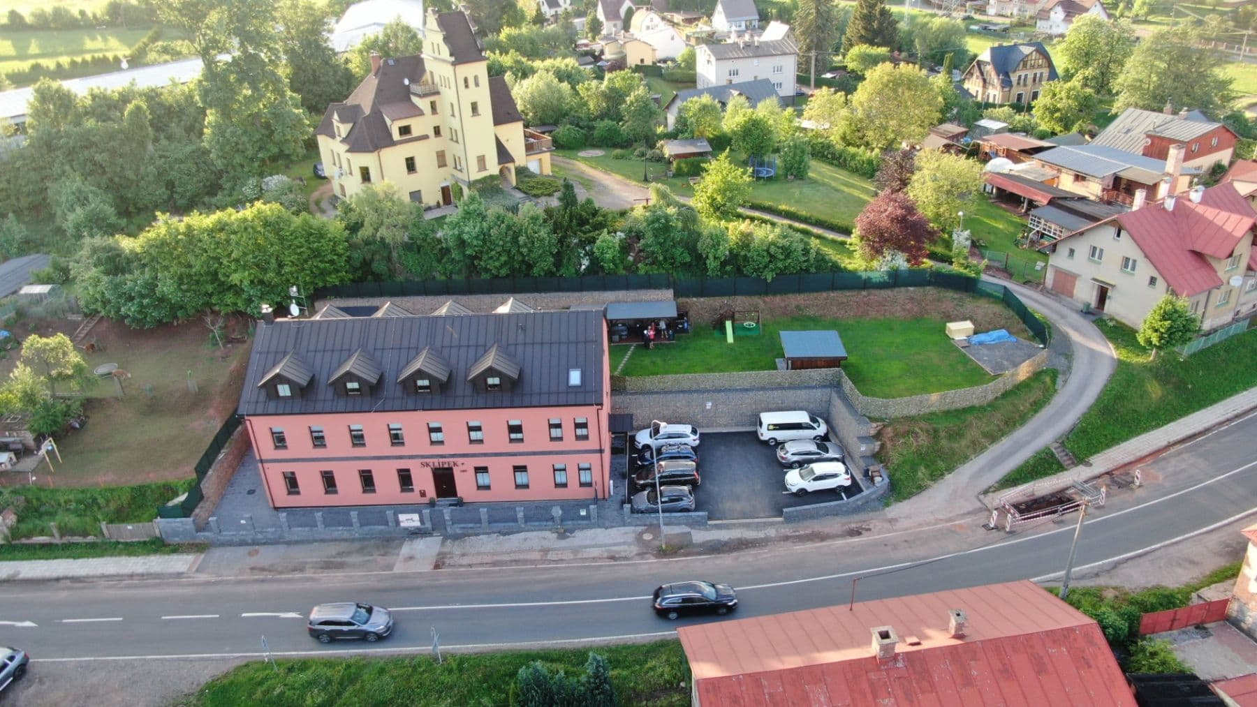 Prodej domu 550 m², pozemek 1.494 m², Polská, Trutnov, Královéhradecký kraj Prodej domu 550 m², pozemek 1.494 m², Polská, Trutnov, Královéhradecký kraj