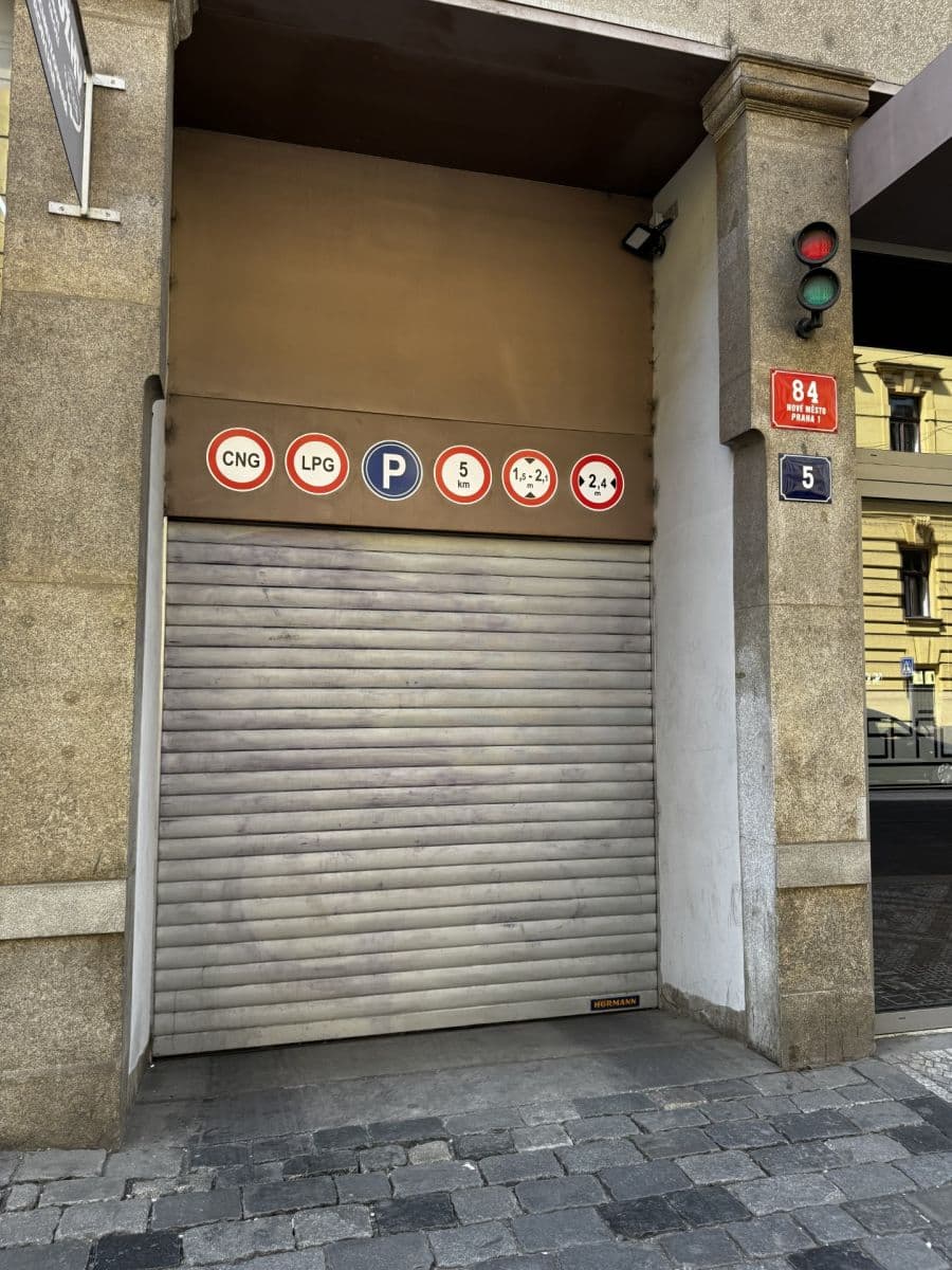 Pronájem garáže 15 m², Spálená, Praha, Praha Pronájem garáže 15 m², Spálená, Praha, Praha