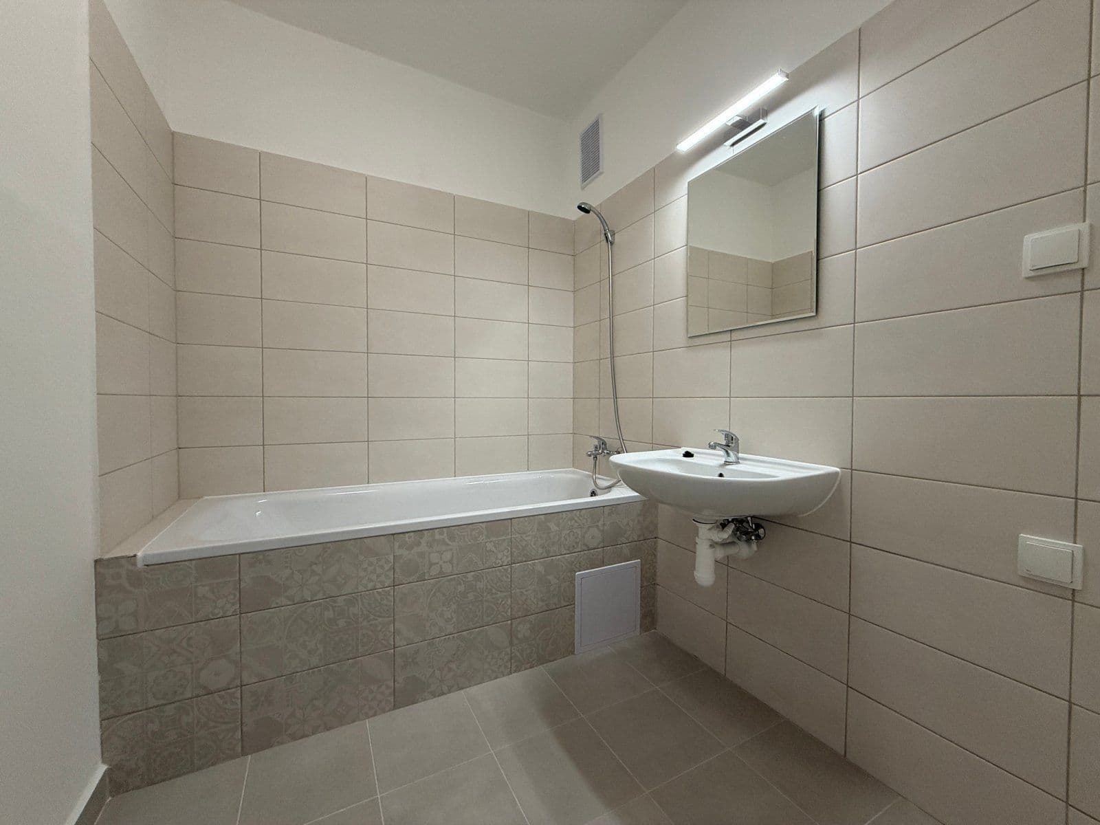 Pronájem bytu 3+1 74 m², Československé armády, Frýdek-Místek, Moravskoslezský kraj Pronájem bytu 3+1 74 m², Československé armády, Frýdek-Místek, Moravskoslezský kraj